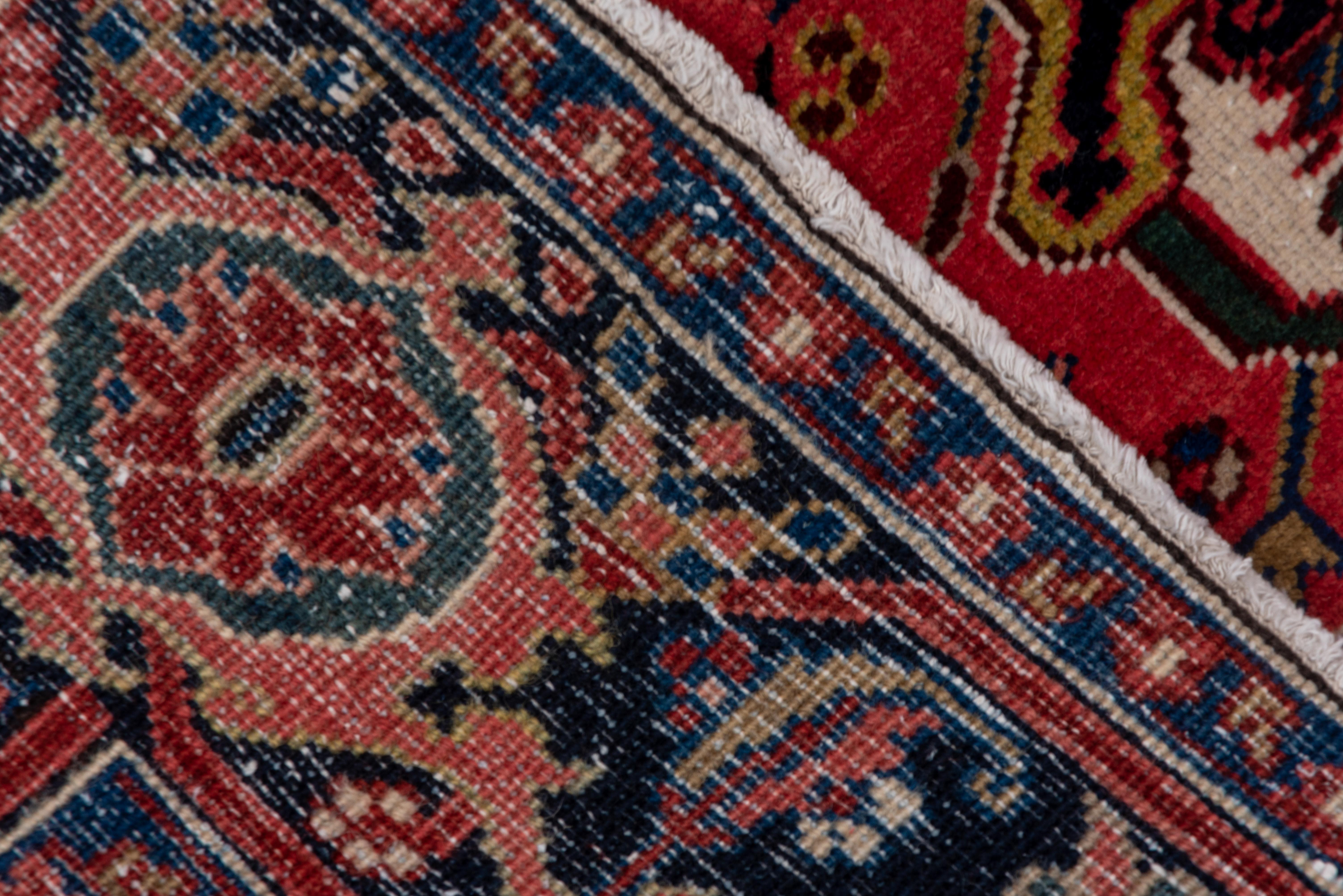 Heriz-Teppiche werden in der nordwestlichen Region des Iran gewebt. Sie sind bekannt für ihre langlebige Wollqualität und geometrischen Designs. Sie sind stark von der Geometrie der kaukasischen Teppiche aus dem Kaukasus beeinflusst, der nördlich