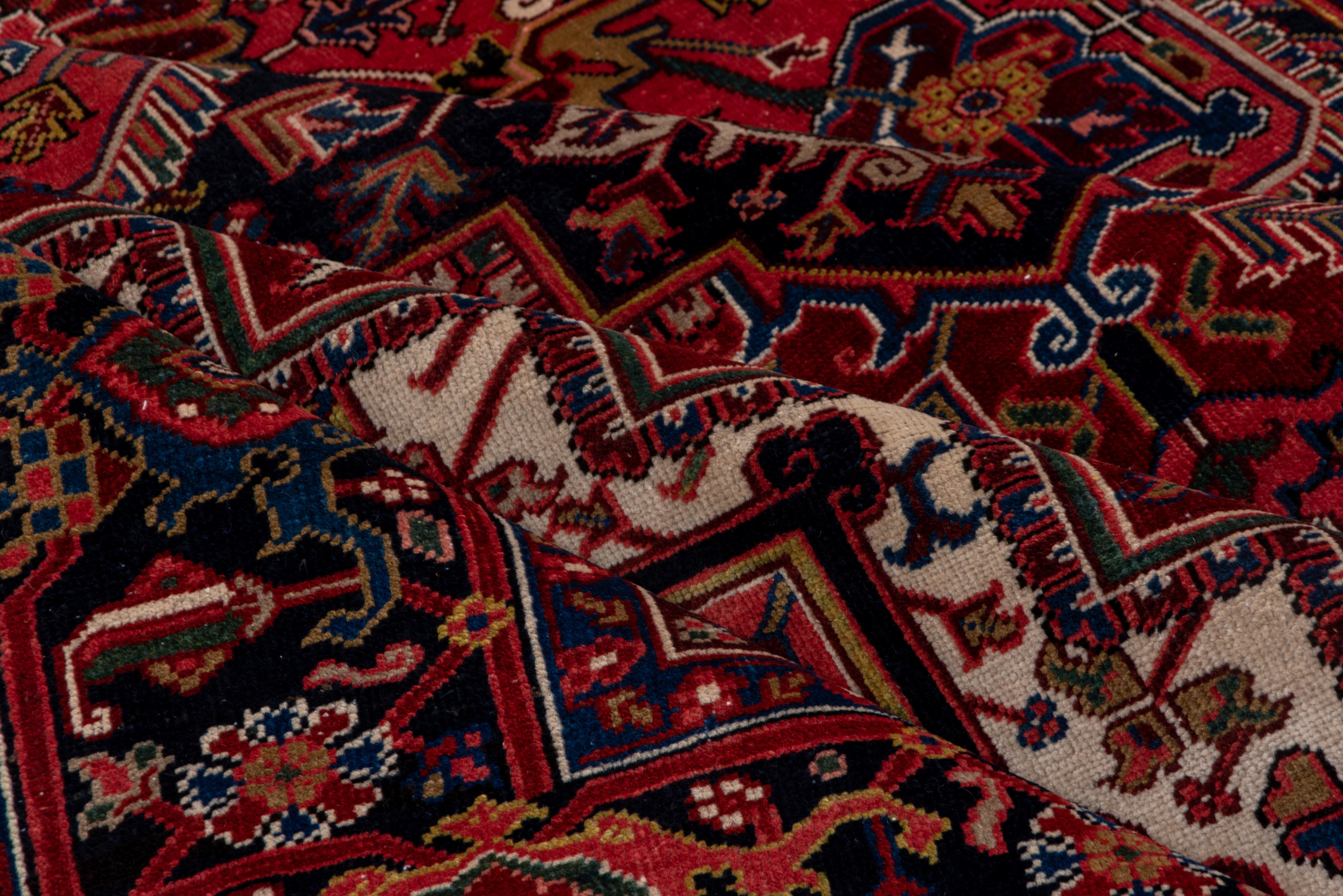 Persischer Heriz-Teppich, dunkle Palette, dunkelrotes Feld und marineblaue Bordüren (Heriz Serapi) im Angebot