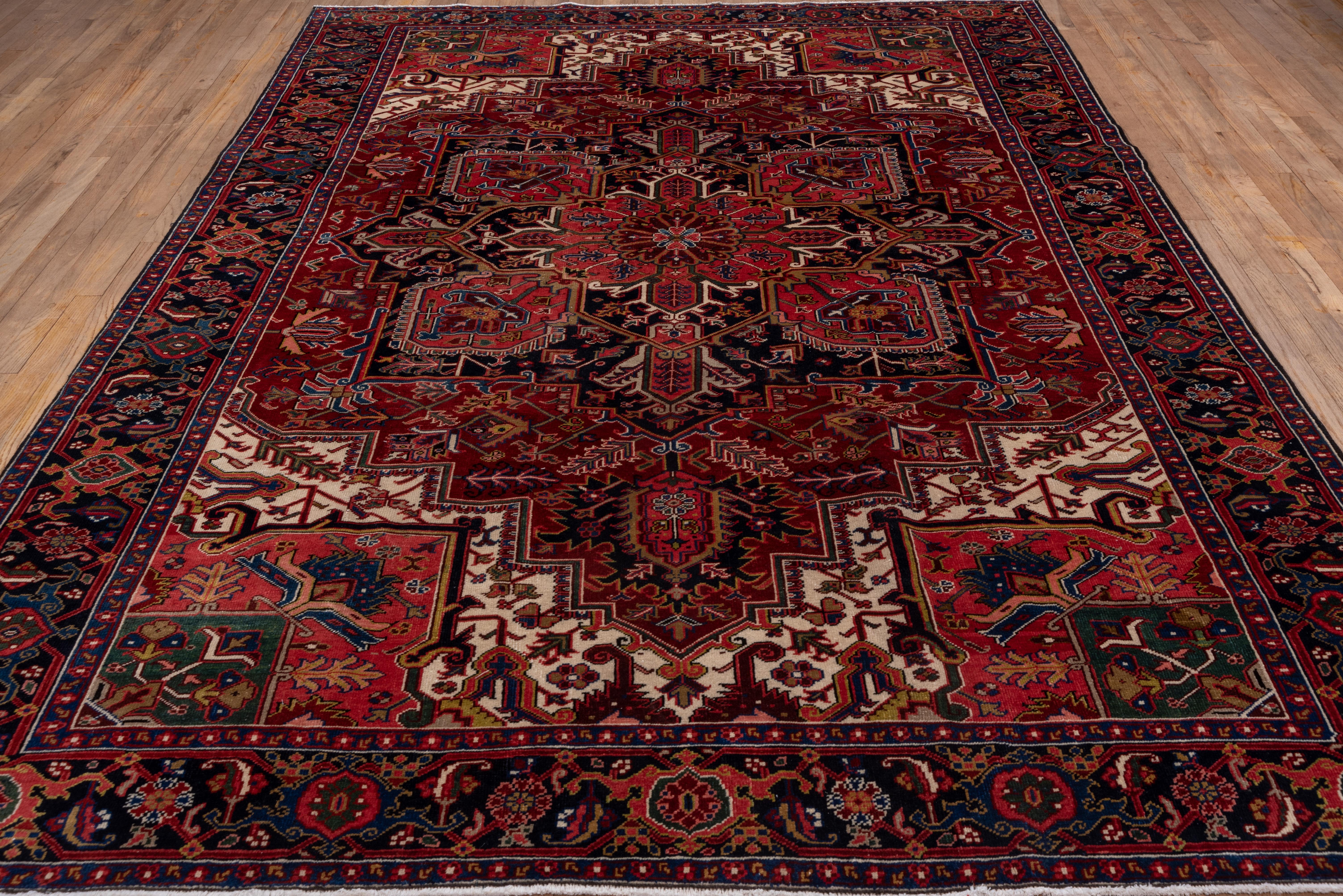 Persischer Heriz-Teppich, dunkle Palette, dunkelrotes Feld und marineblaue Bordüren (Handgeknüpft) im Angebot