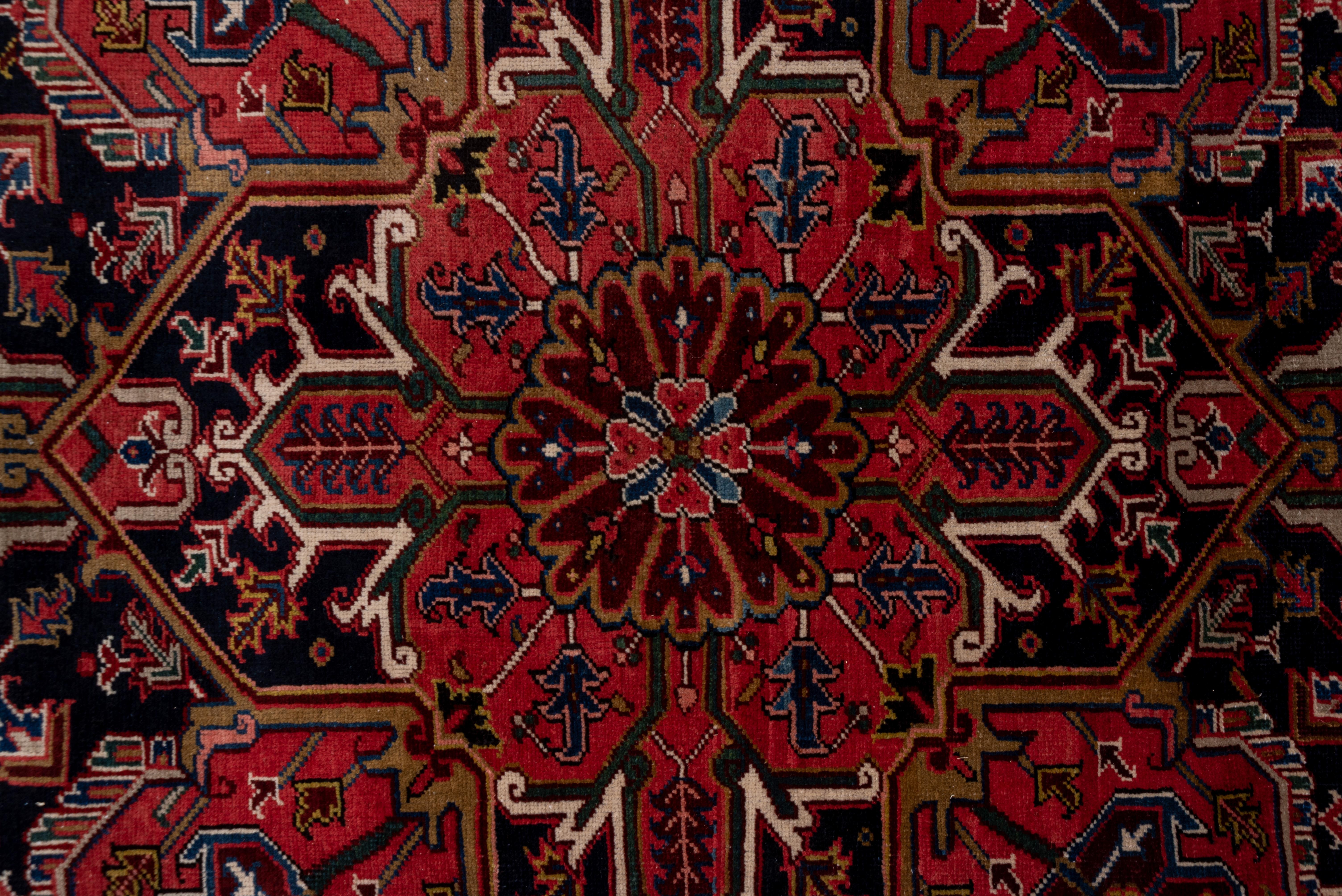 Persischer Heriz-Teppich, dunkle Palette, dunkelrotes Feld und marineblaue Bordüren im Zustand „Gut“ im Angebot in New York, NY