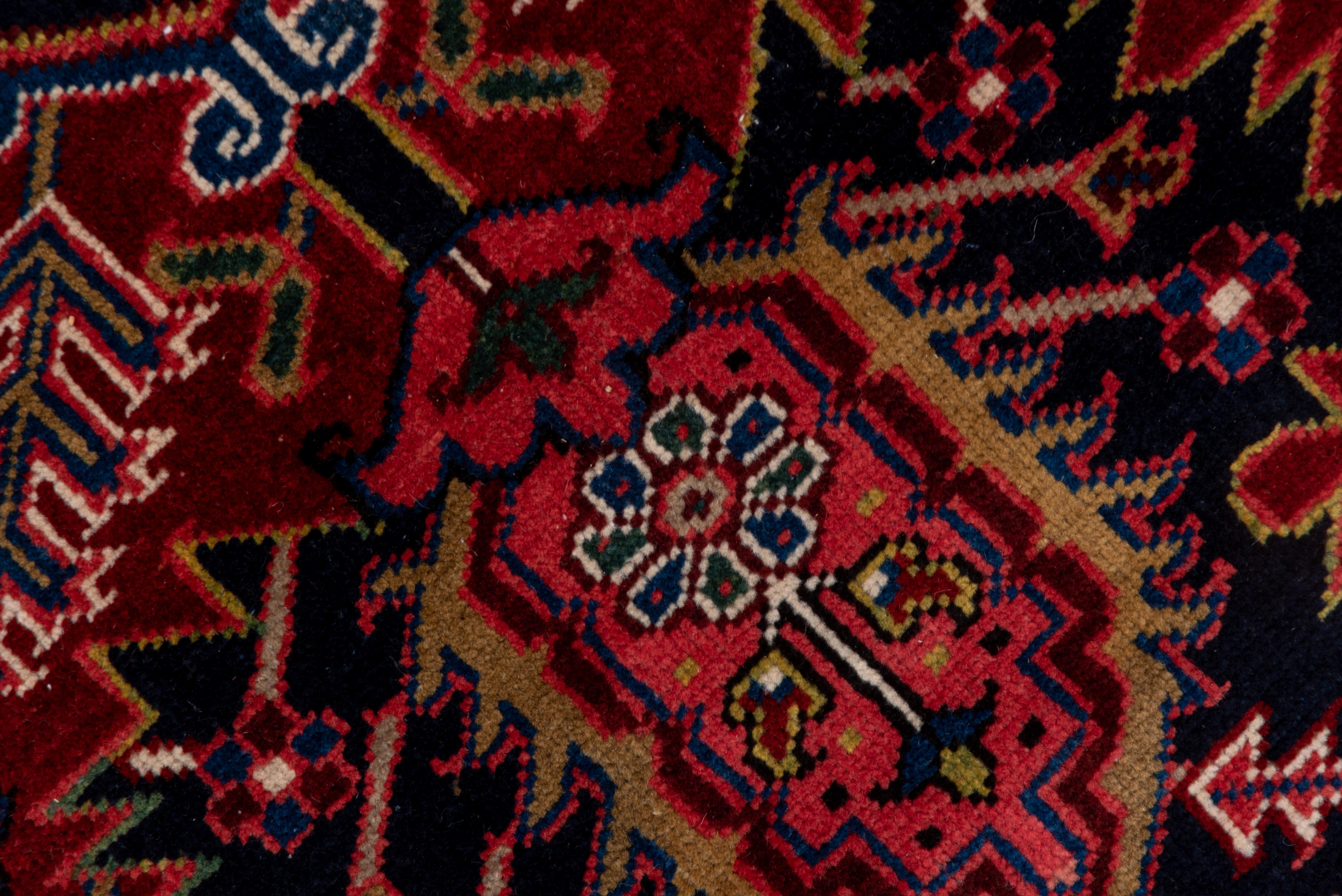 Persischer Heriz-Teppich, dunkle Palette, dunkelrotes Feld und marineblaue Bordüren (Mitte des 20. Jahrhunderts) im Angebot