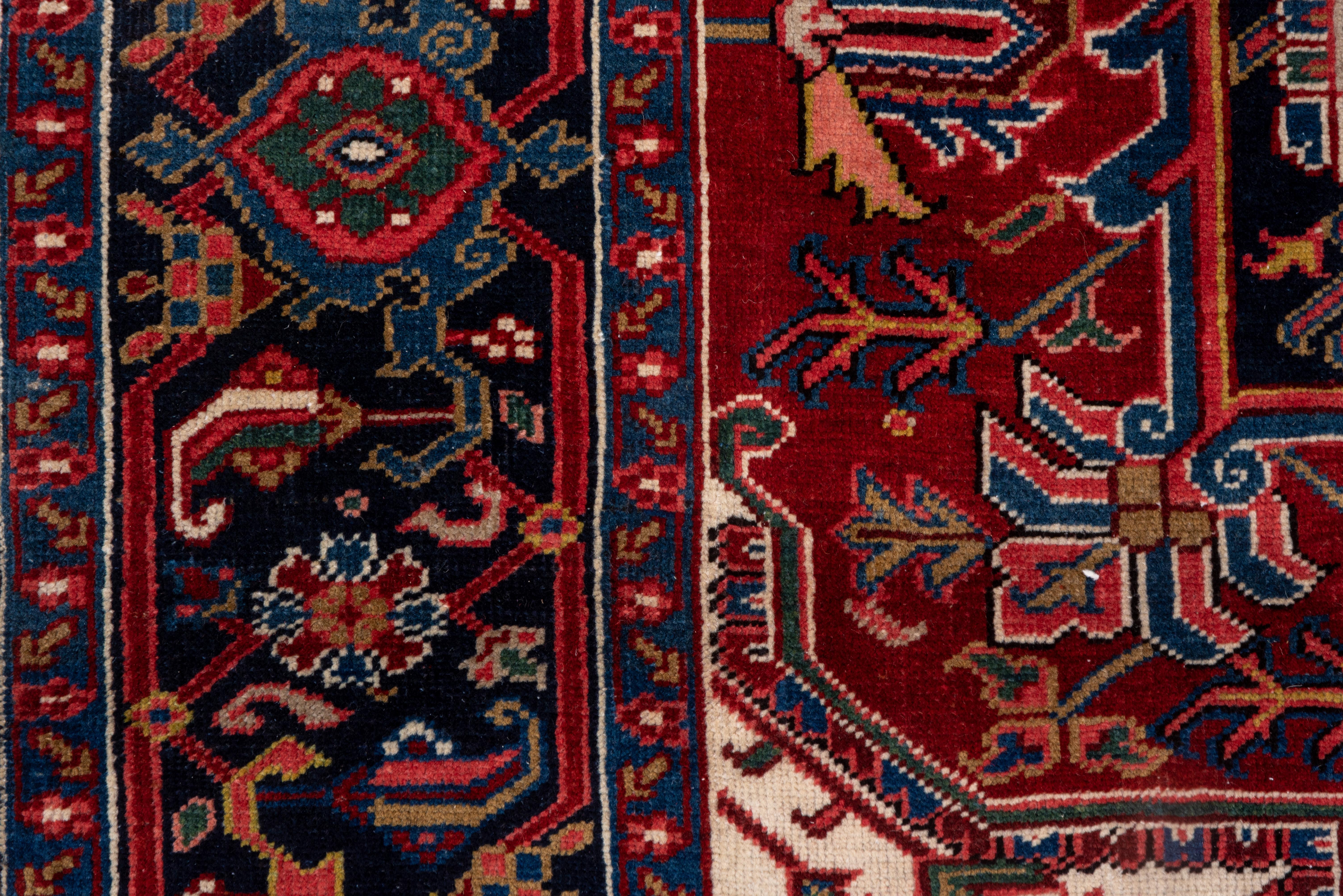Persischer Heriz-Teppich, dunkle Palette, dunkelrotes Feld und marineblaue Bordüren (Wolle) im Angebot