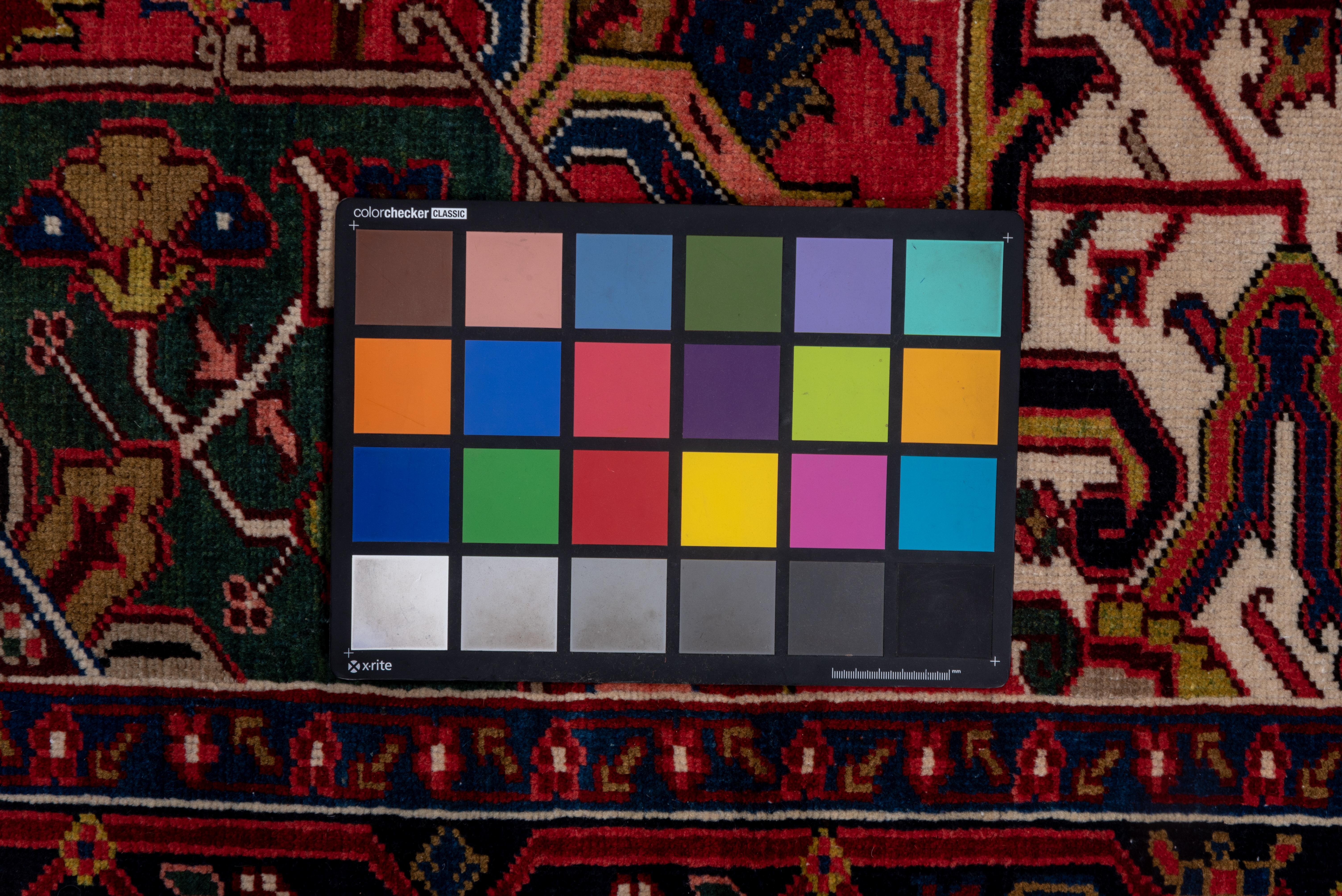 Persischer Heriz-Teppich, dunkle Palette, dunkelrotes Feld und marineblaue Bordüren im Angebot 1