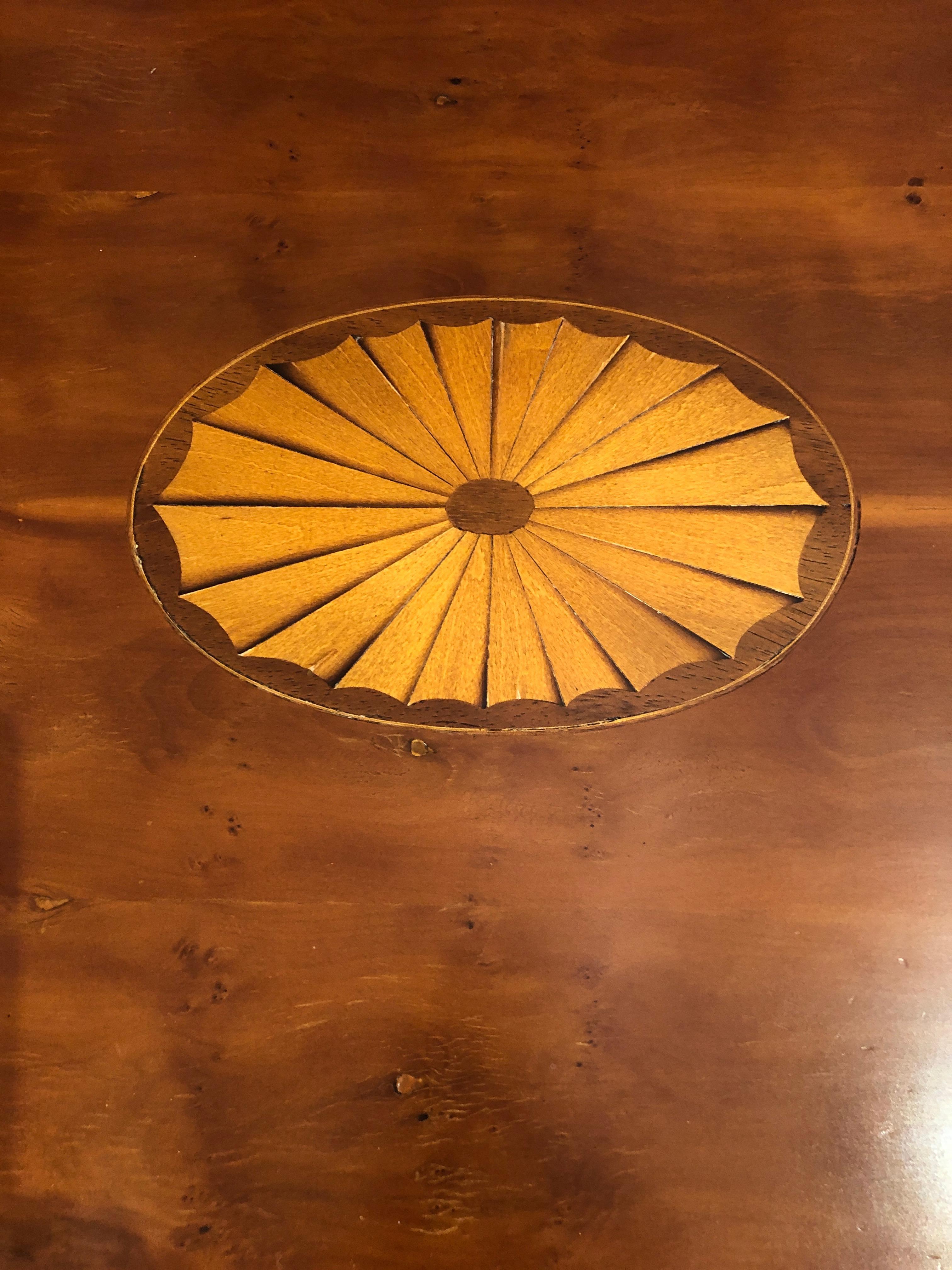 A gorgeous version of this Classic style tray top oval coffee table having a removable pie crust tray with beautiful oval inlay central medallion and elegant simple silhouette. Table without the tray has a sleek almost contemporary look.