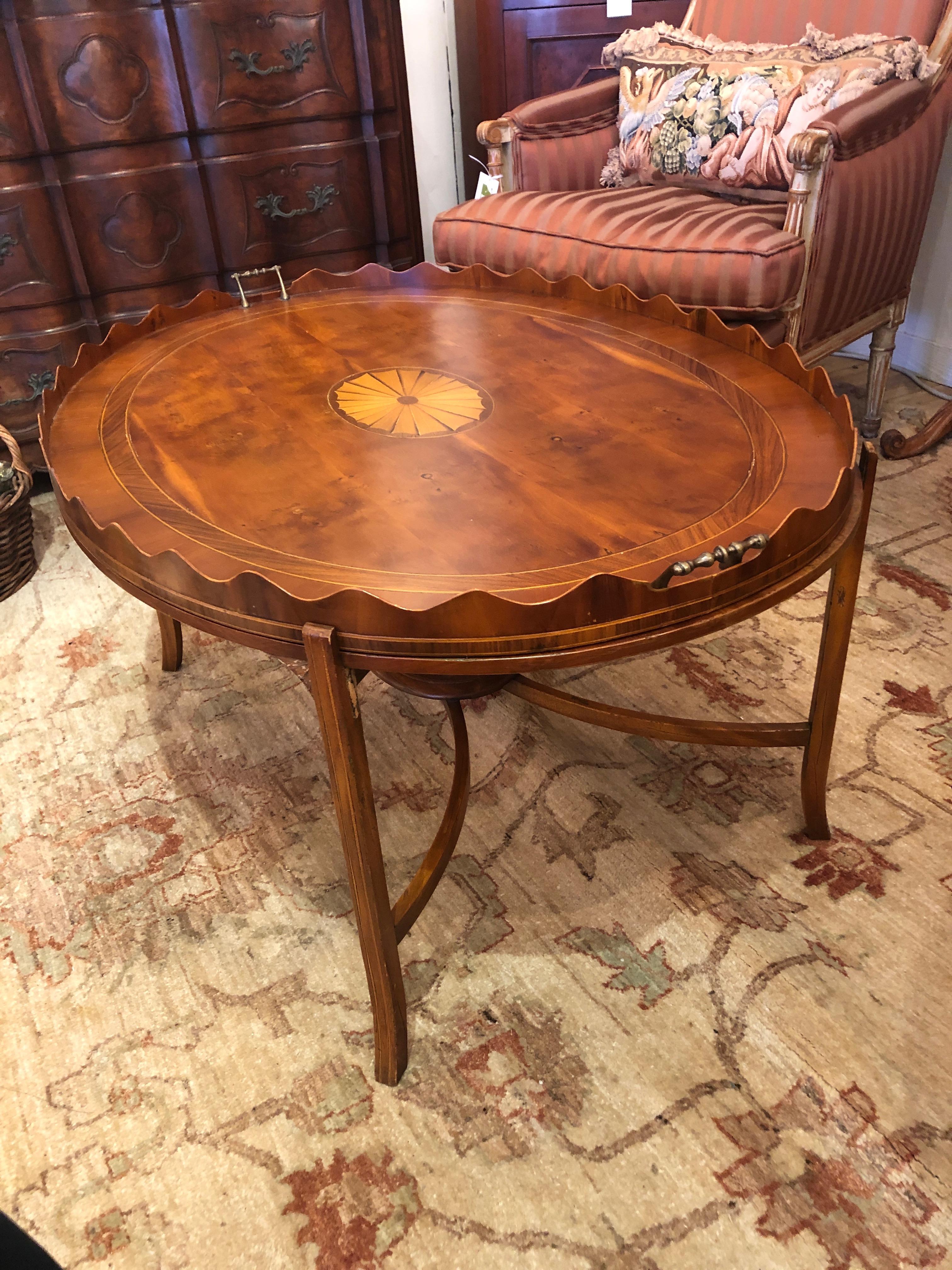 Classic Pie Crust Oval Mahogany Inlay Tray Top Coffee Table In Excellent Condition In Hopewell, NJ