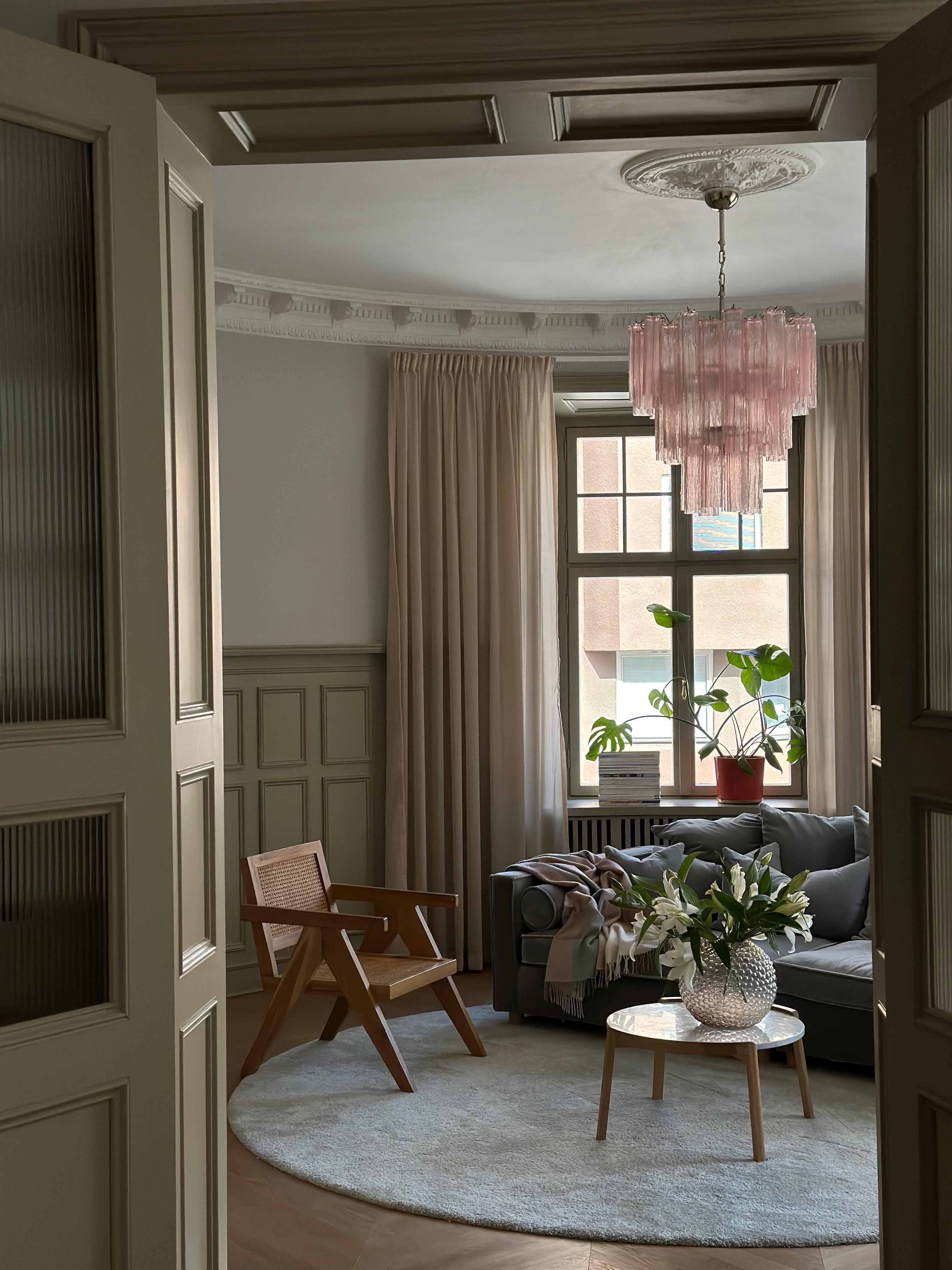 Lampadario classico rosa di Murano con prismi formati da tubi in vendita 3