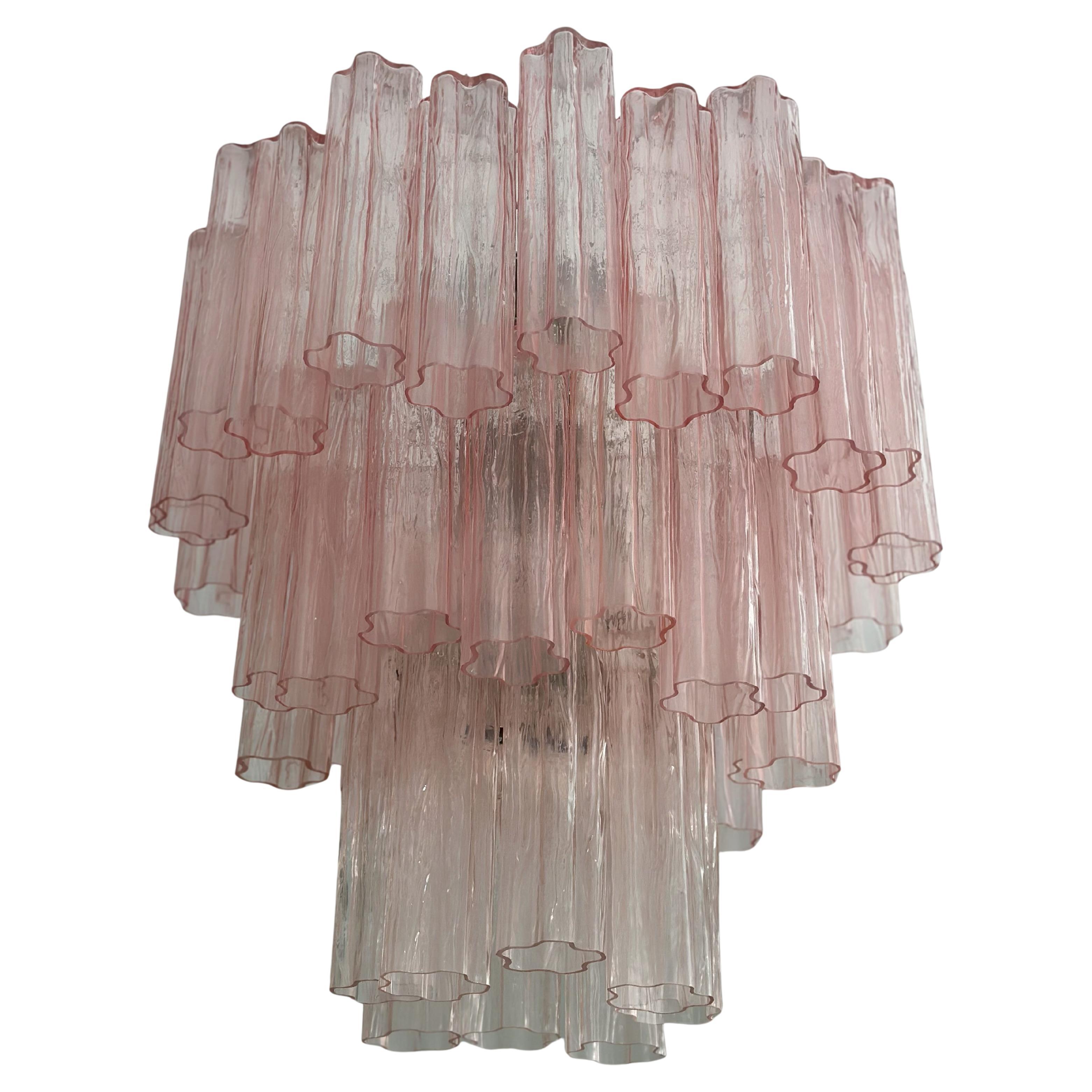 Lampadario di Murano contemporaneo Stunner Pink. Prismi tubolari in vetro formato Tronchi nello stile tradizionale italiano del metà secolo.
L'apparecchio di Murano è composto da 48 elementi di vetro delle dimensioni di 25 x7 cm (9,9