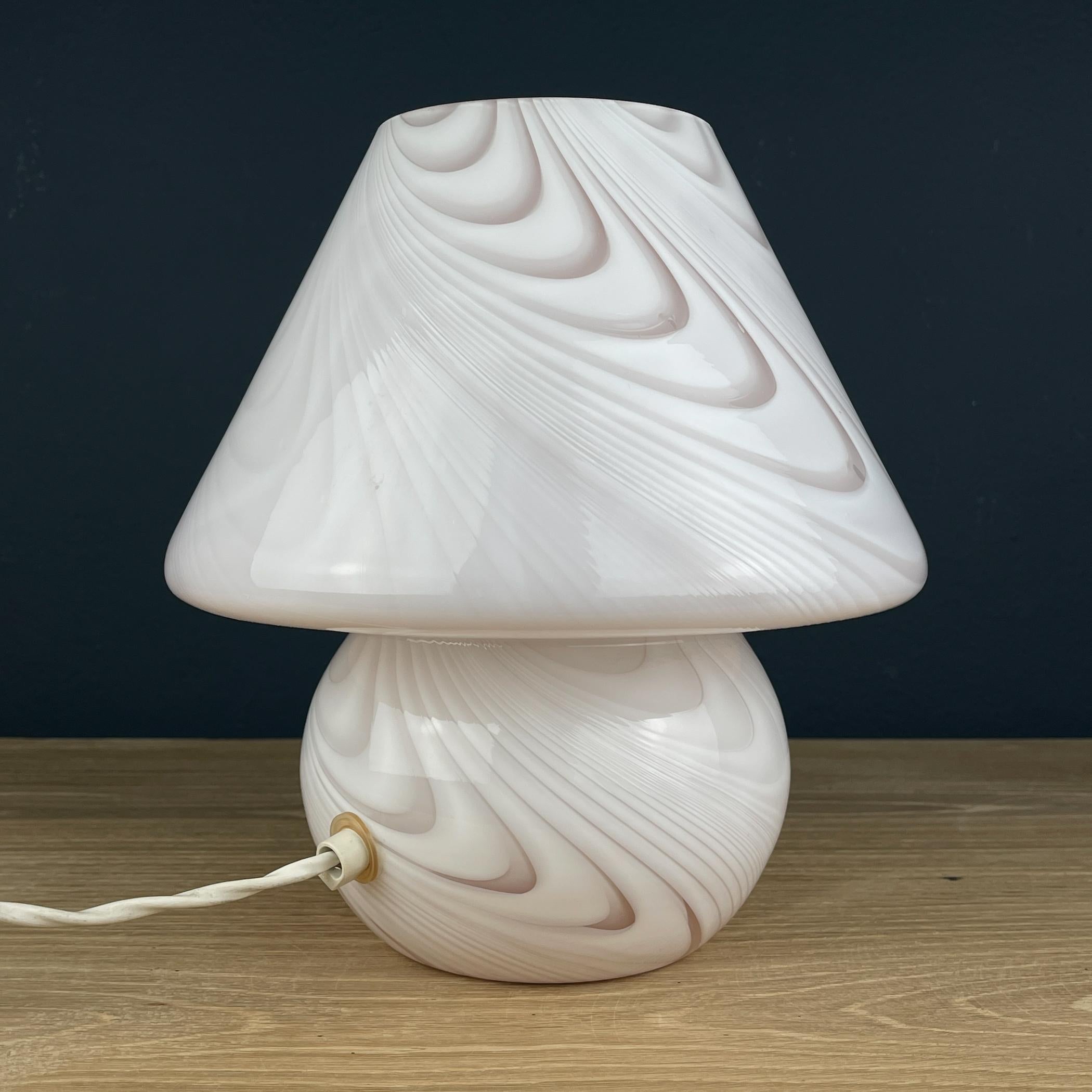 Lámpara de mesa clásica de murano rosa, Italia años 70 en venta 3