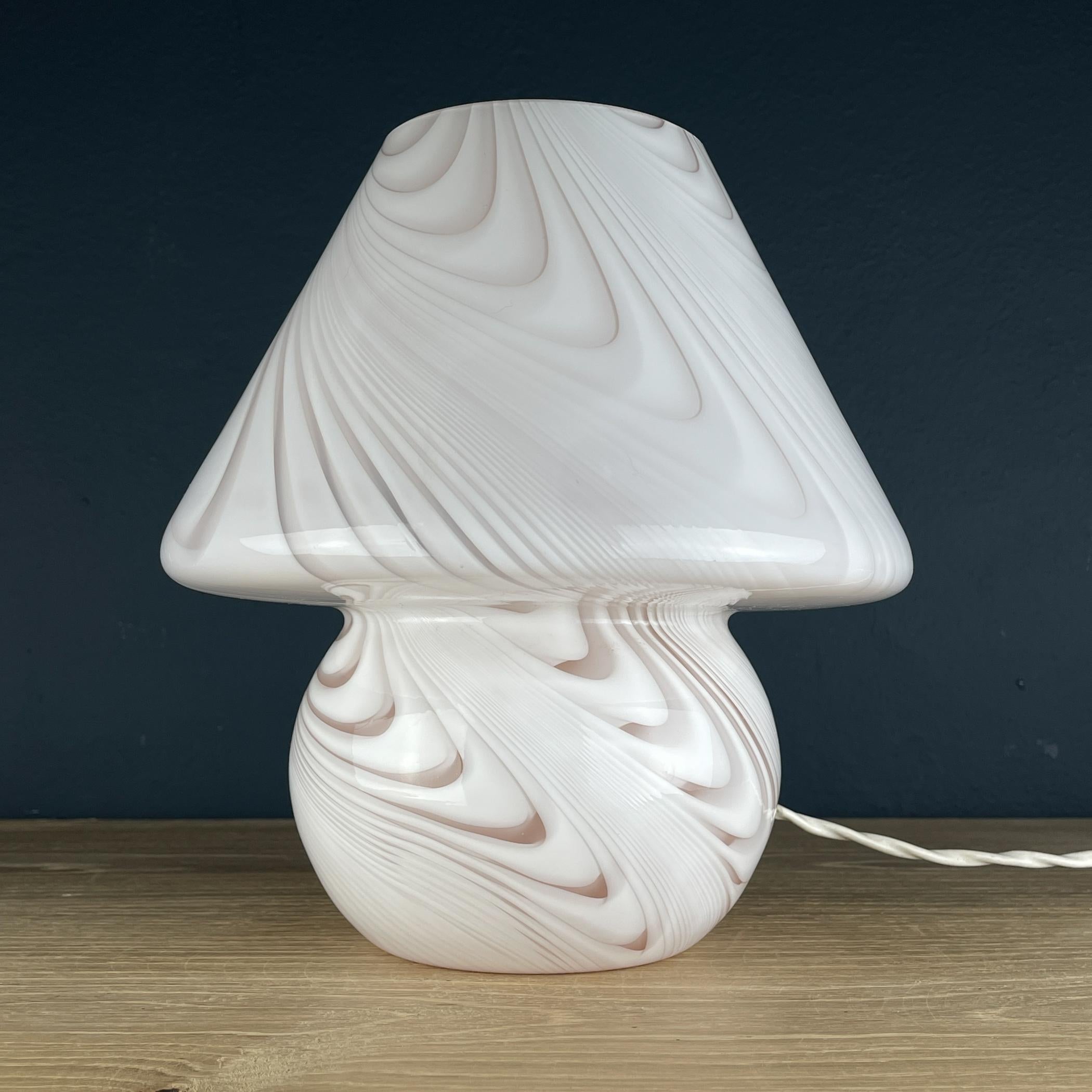 Lámpara de mesa clásica de murano rosa, Italia años 70 en venta 8