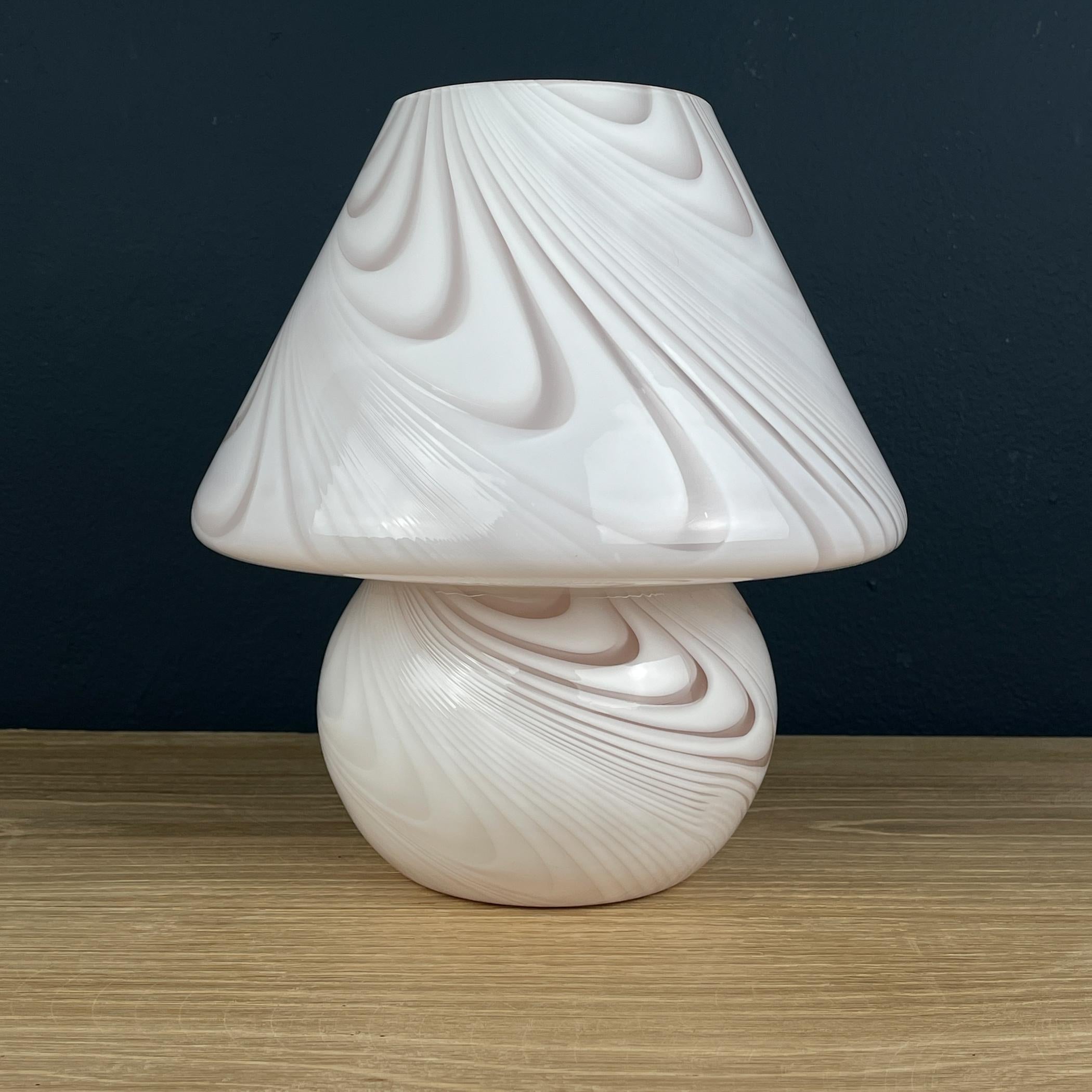 El clásico remolino rosa, hermosa lámpara seta de Murano fabricada en Italia en la década de 1970.

La lámpara está en excelente estado vintage, sin daños.

Dimensiones:
Anchura: 24 cm / 9,5 pulgadas
Altura: 26 cm
Longitud del cable: 135 cm / 53