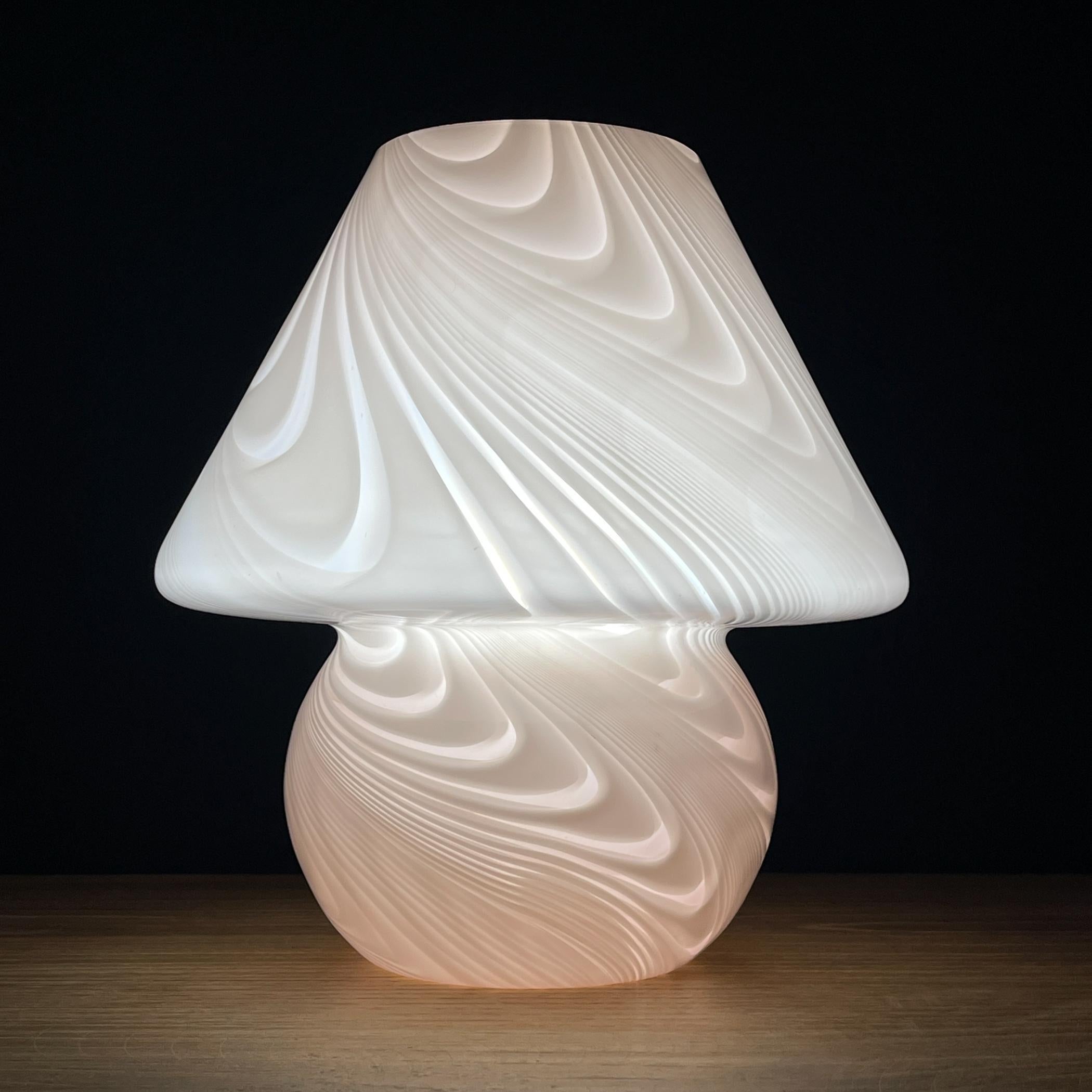 Lámpara de mesa clásica de murano rosa, Italia años 70 Moderno de mediados de siglo en venta
