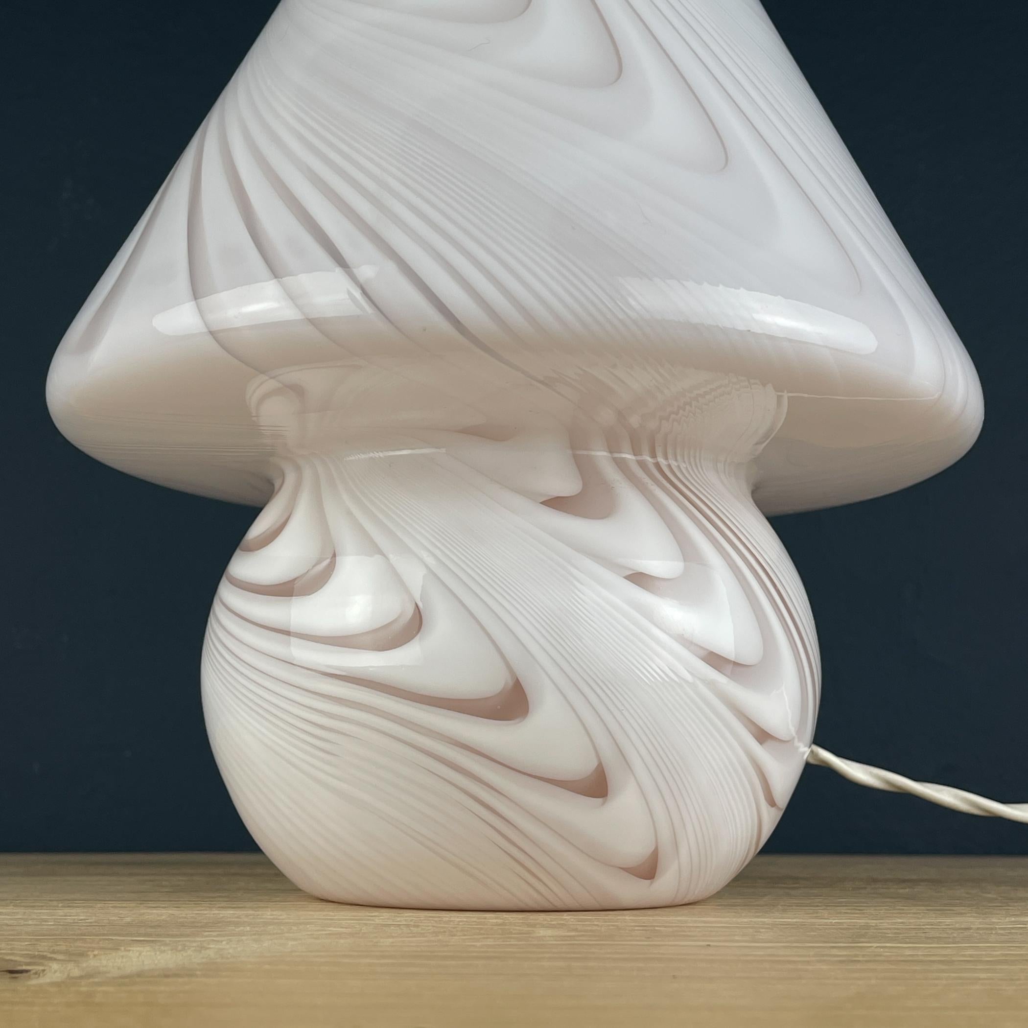 Lámpara de mesa clásica de murano rosa, Italia años 70 en Bueno estado para la venta en Miklavž Pri Taboru, SI