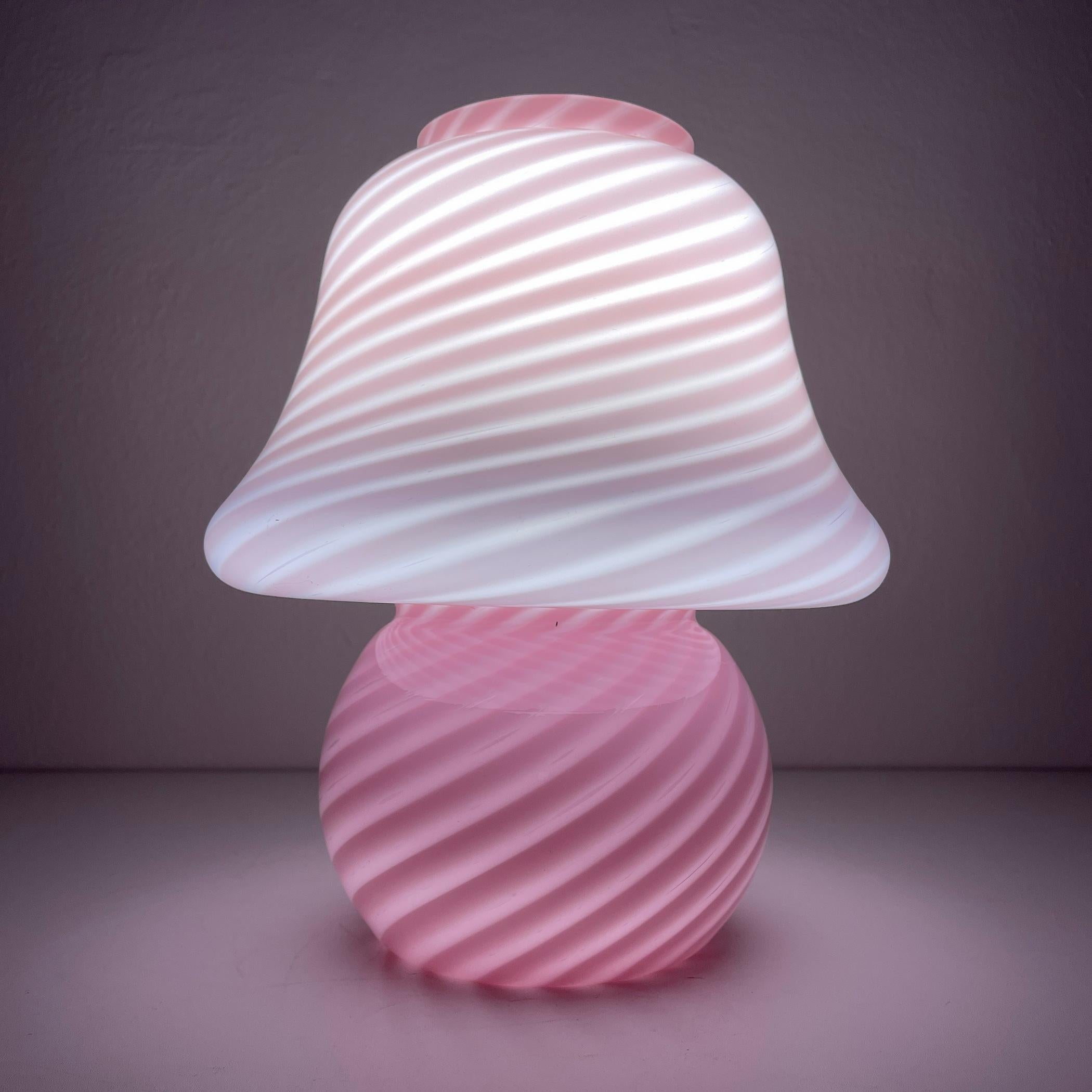 The classic pink swirl, beautiful Murano mushroom lamp made in Italy in the 1970s. Very good vintage condition. E27 bulbs required. Cable length 135 cm, European plug. 