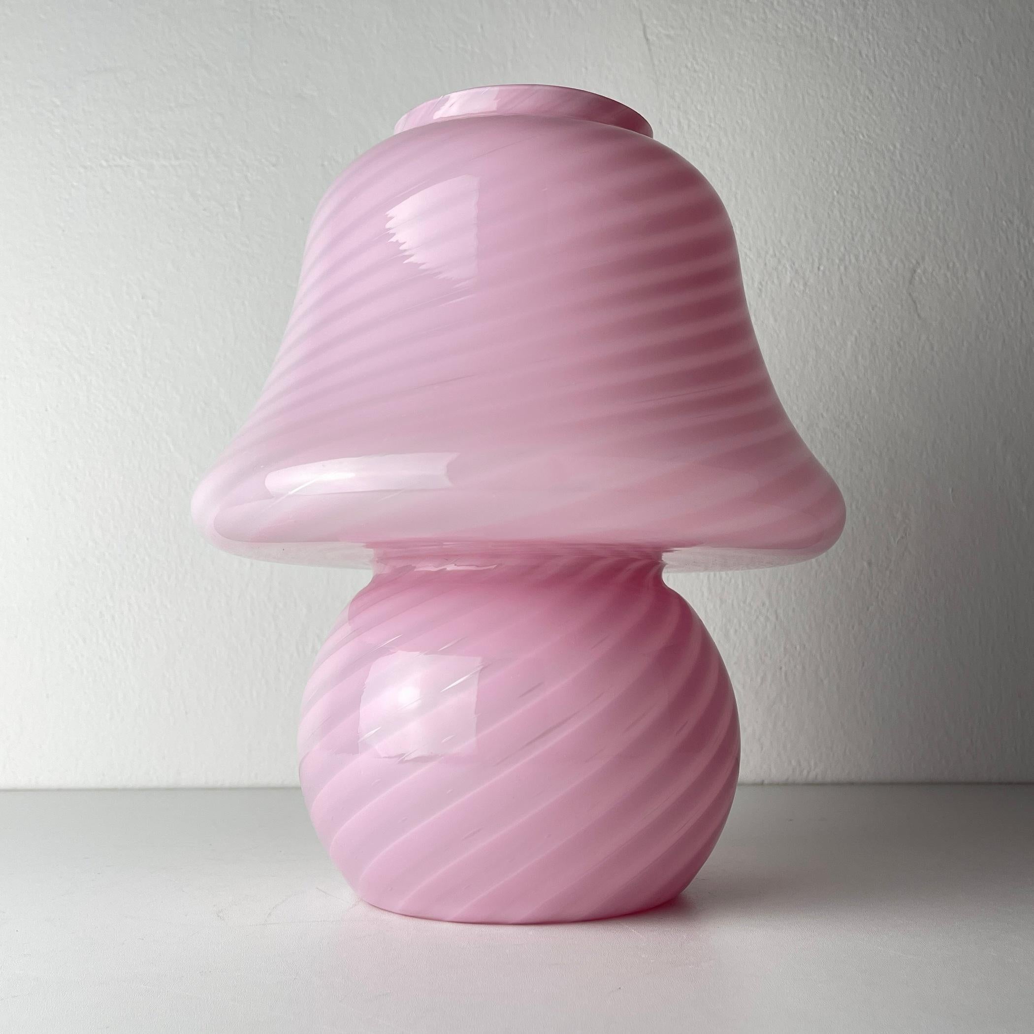 Classic pink swirl murano table lamp Mushroom Italy 1970s In Good Condition In Miklavž Pri Taboru, SI