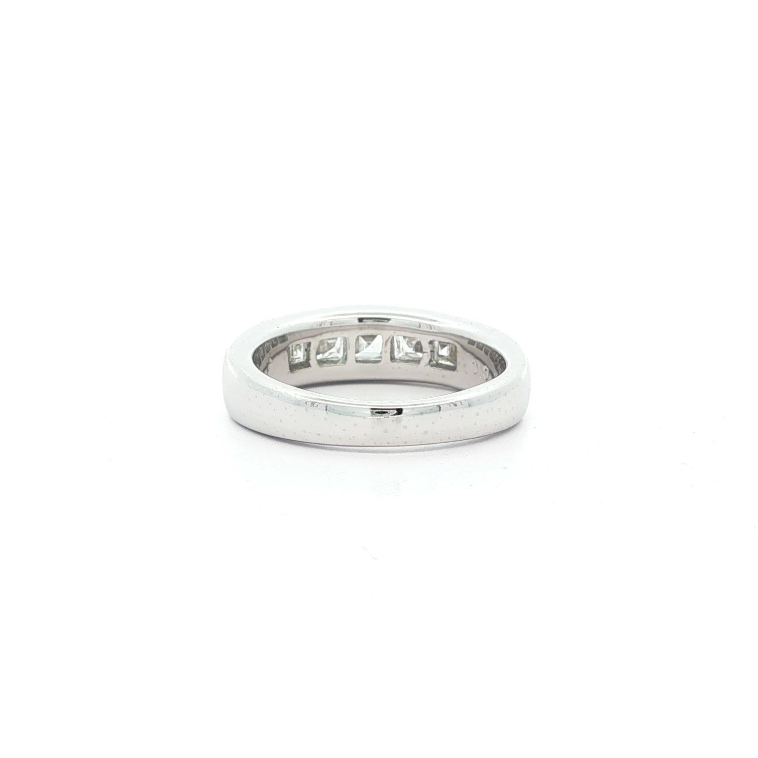 Anello classico in platino da 0,92 carati con taglio a gradino quadrato e diamanti incastonati a canale in vendita 6