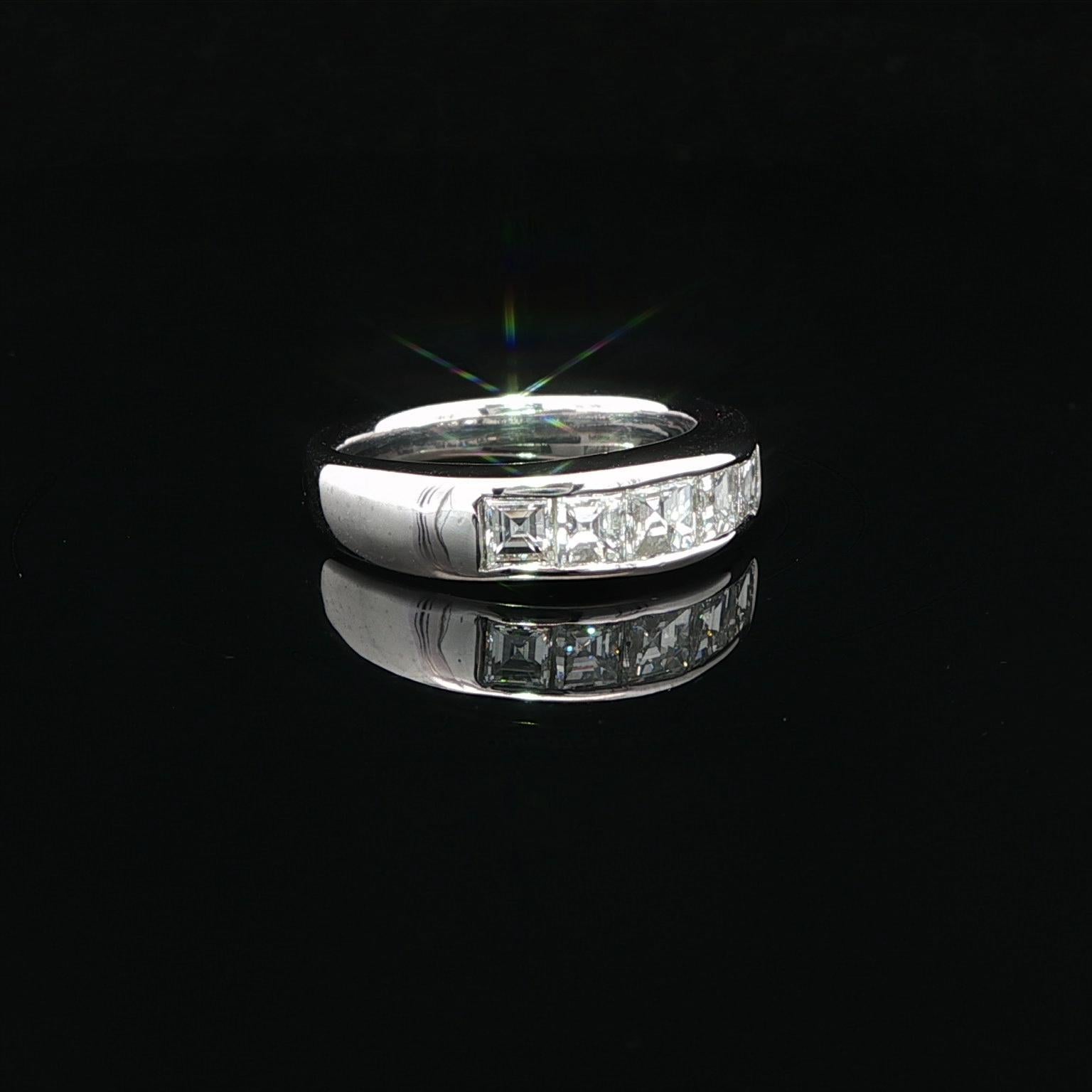Anello classico in platino da 0,92 carati con taglio a gradino quadrato e diamanti incastonati a canale in vendita 8