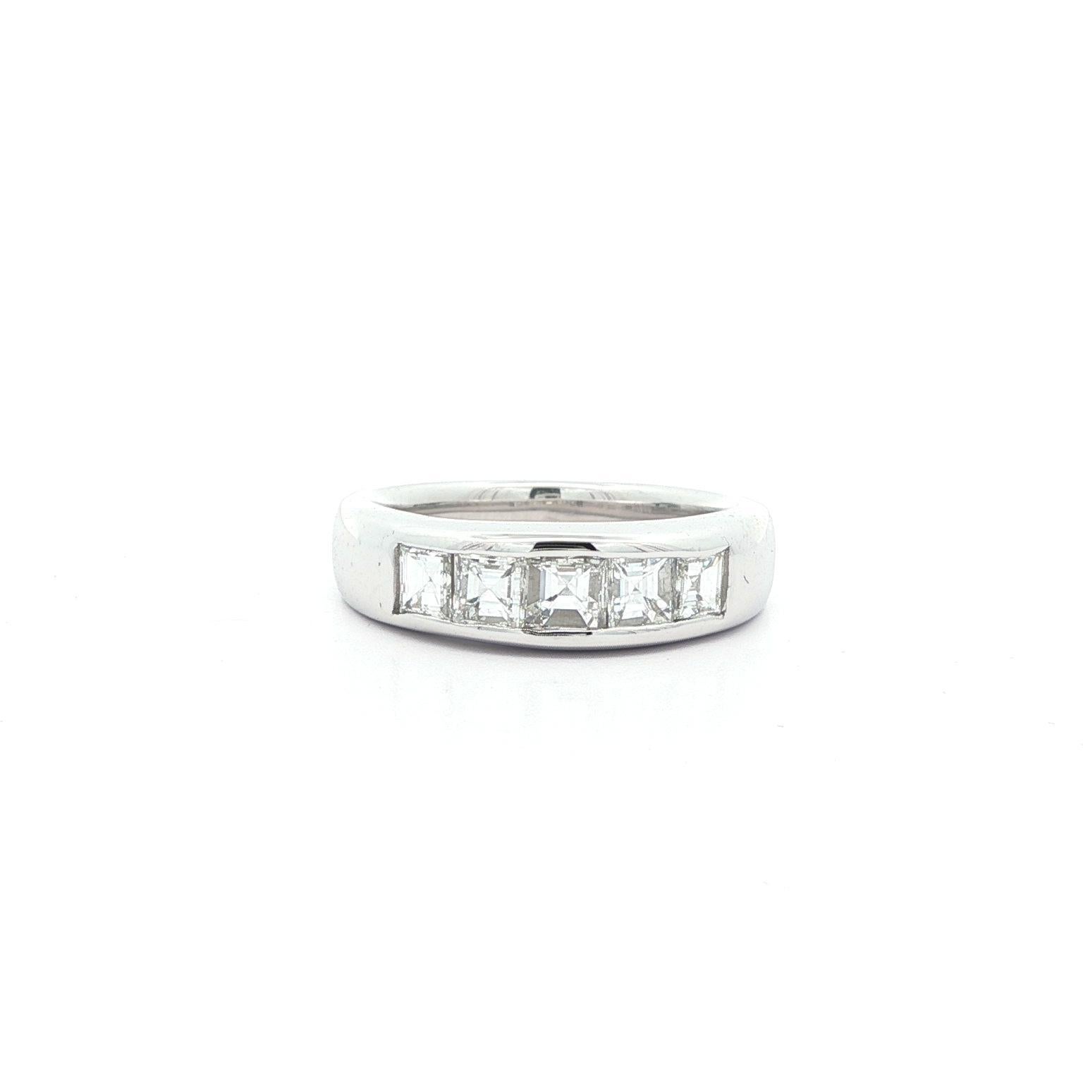 -A. Stone: -
(5) Diamanti naturali autentici - Taglio Carré a gradini quadrati - Incastonatura a canale - Diamanti bianchi a Brilliante - 0,92ctw (esatto)

Materiale: Platino solido .850+ (testato) - Testato PT900
Peso totale:  8,46 grammi
Larghezza