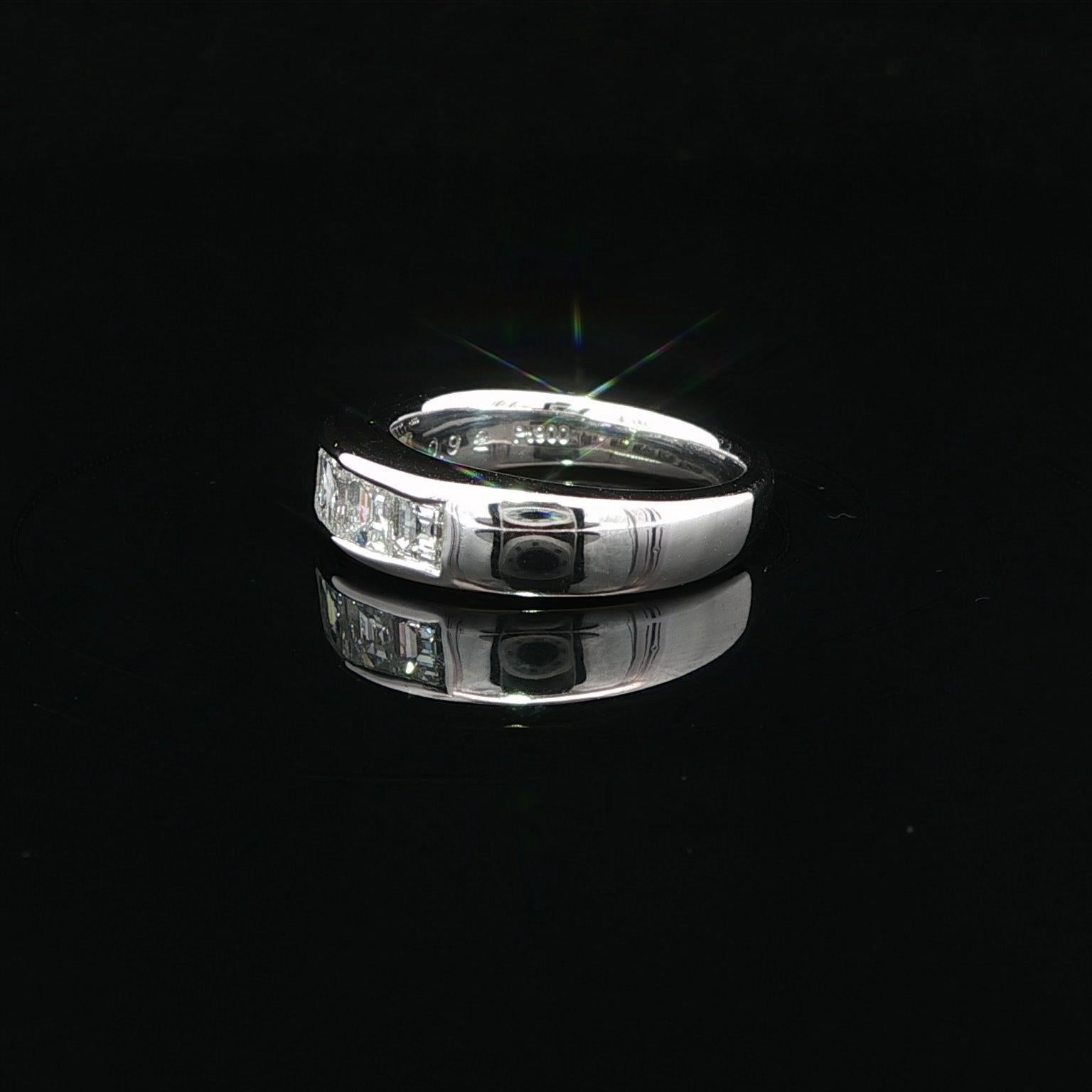 Anello classico in platino da 0,92 carati con taglio a gradino quadrato e diamanti incastonati a canale in vendita 1