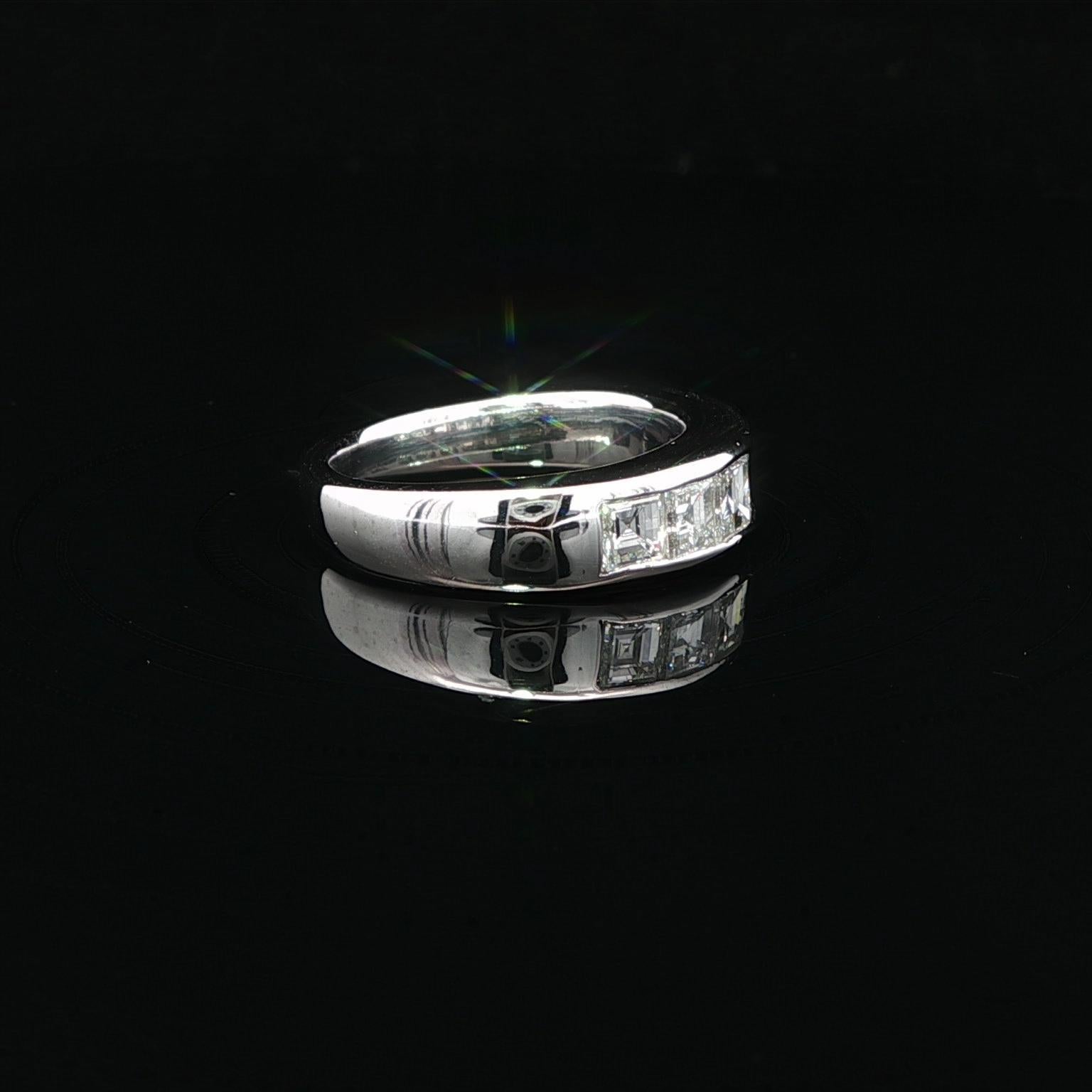 Anello classico in platino da 0,92 carati con taglio a gradino quadrato e diamanti incastonati a canale in vendita 2