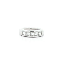 Anello classico in platino da 0,92 carati con taglio a gradino quadrato e diamanti incastonati a canale