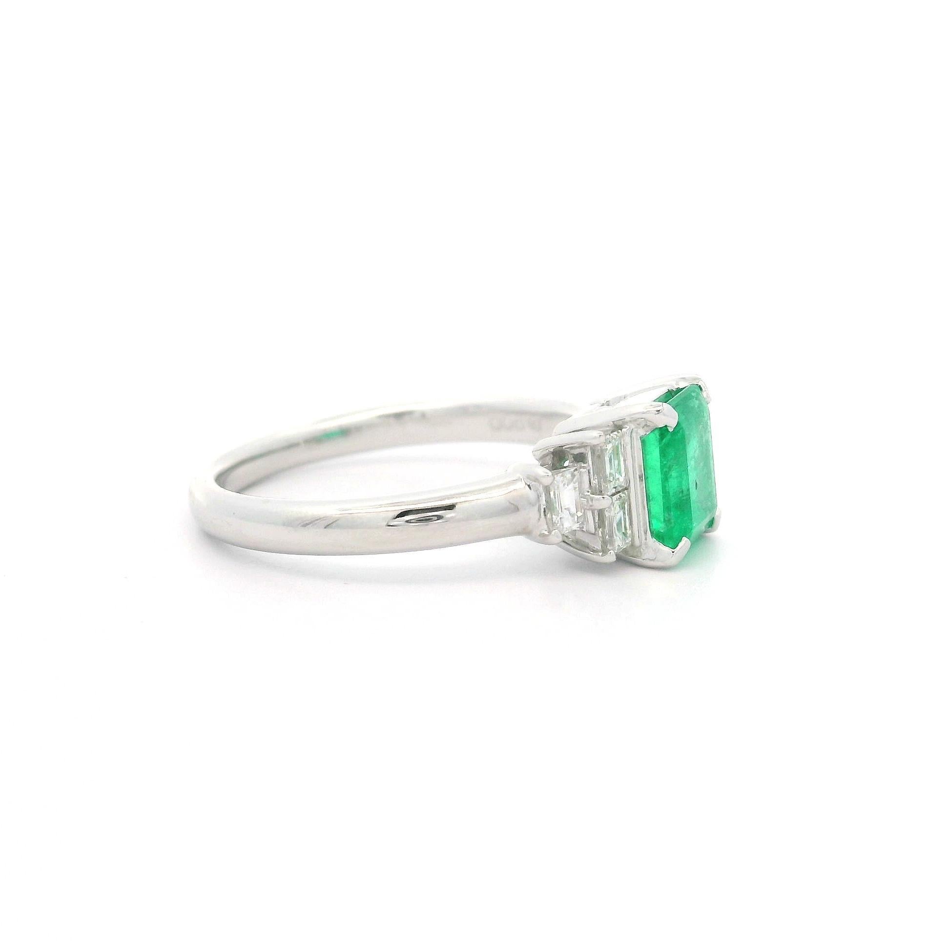 Classic Platinum 1.5ctw Emerald & Baguette Diamond Step Style Sides Ring For Sale 1