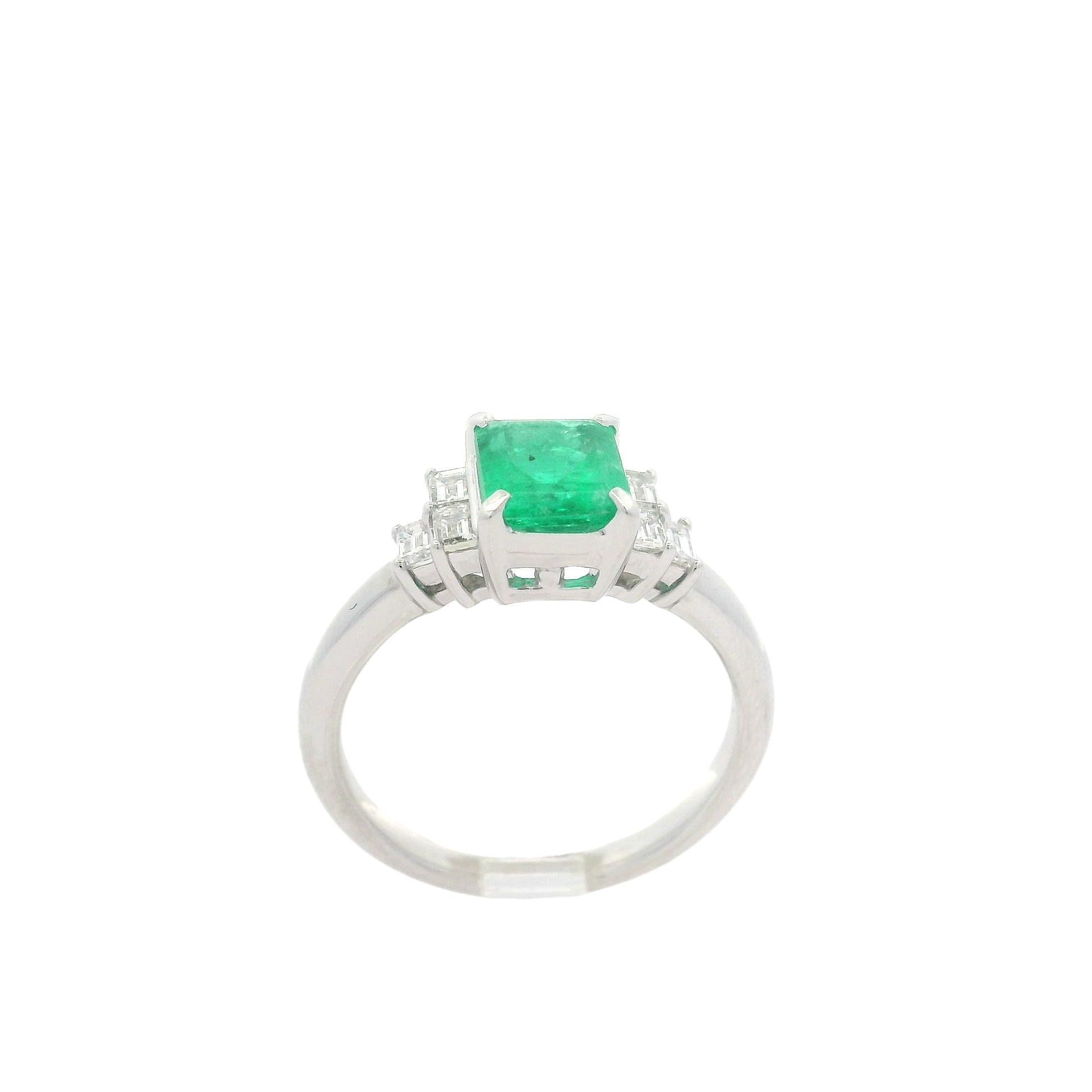 Classic Platinum 1.5ctw Emerald & Baguette Diamond Step Style Sides Ring For Sale 4