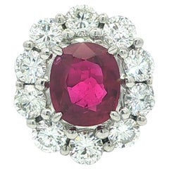 Anello classico in platino 2,67ctw GIA Oval Vivid Red Ruby Diamond Halo Cluster