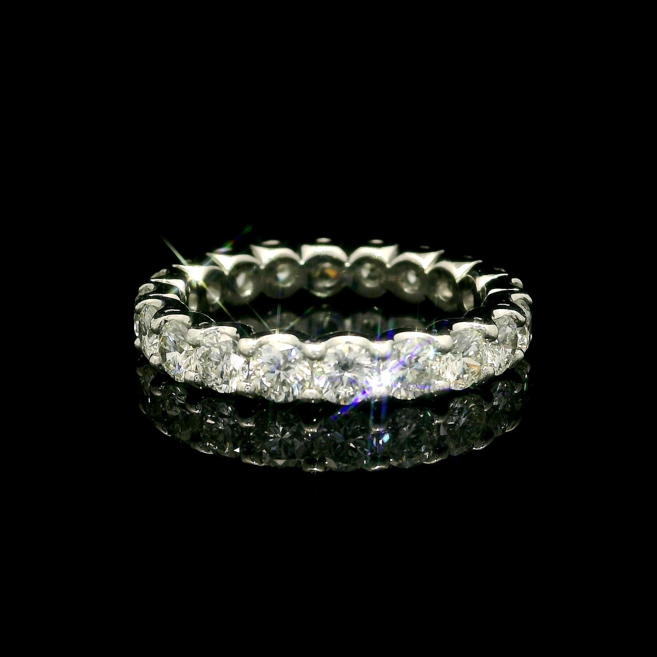 --Piedra(s):--
(20) Diamantes auténticos naturales - talla brillante redonda - engastados compartidos - color G/H - claridad SI1/SI2 - 2,0ctw (aprox.)

Material: Platino macizo .900
Peso: 6,25 gramos
Tamaño del anillo: 6.0 (ajustado a un dedo, el