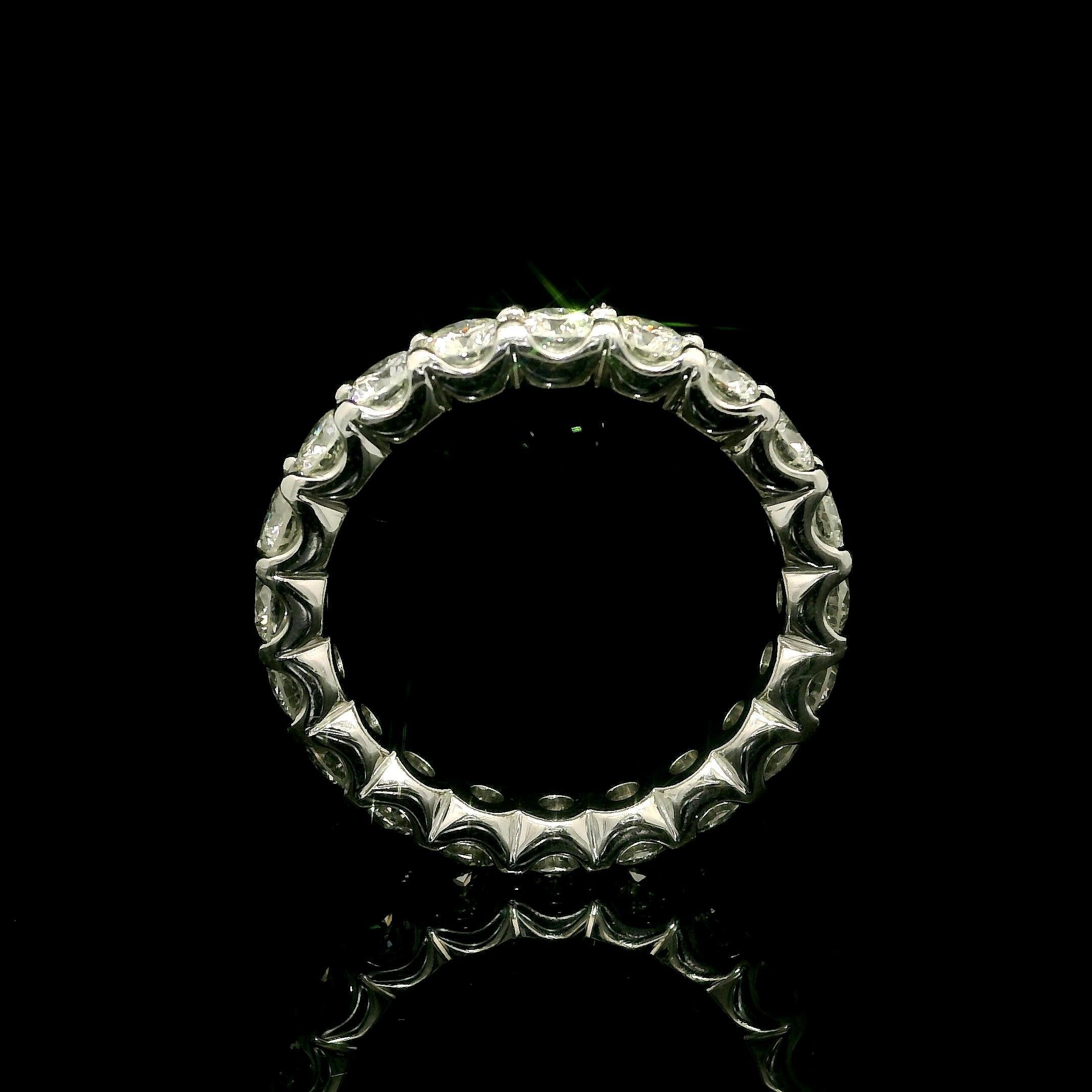 Anillo clásico de platino con diamantes de corte redondo de 2 ctw Corte brillante en venta