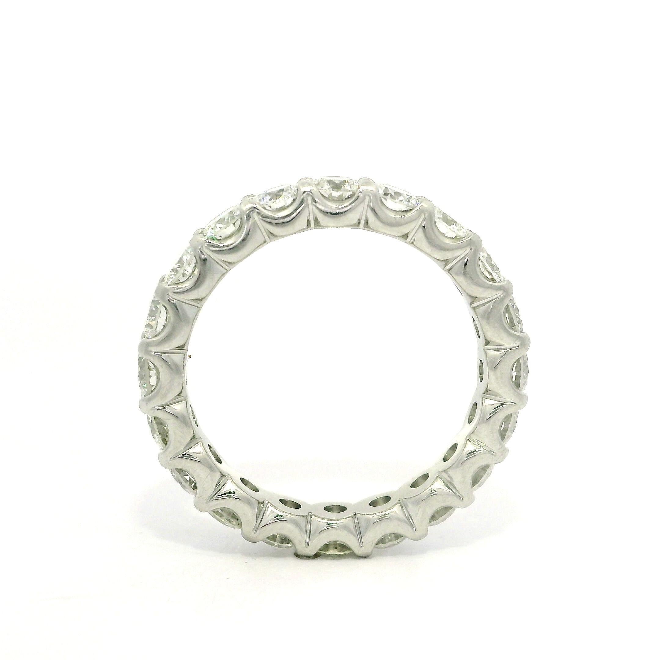 Anillo clásico de platino con diamantes de corte redondo de 2 ctw en venta 1