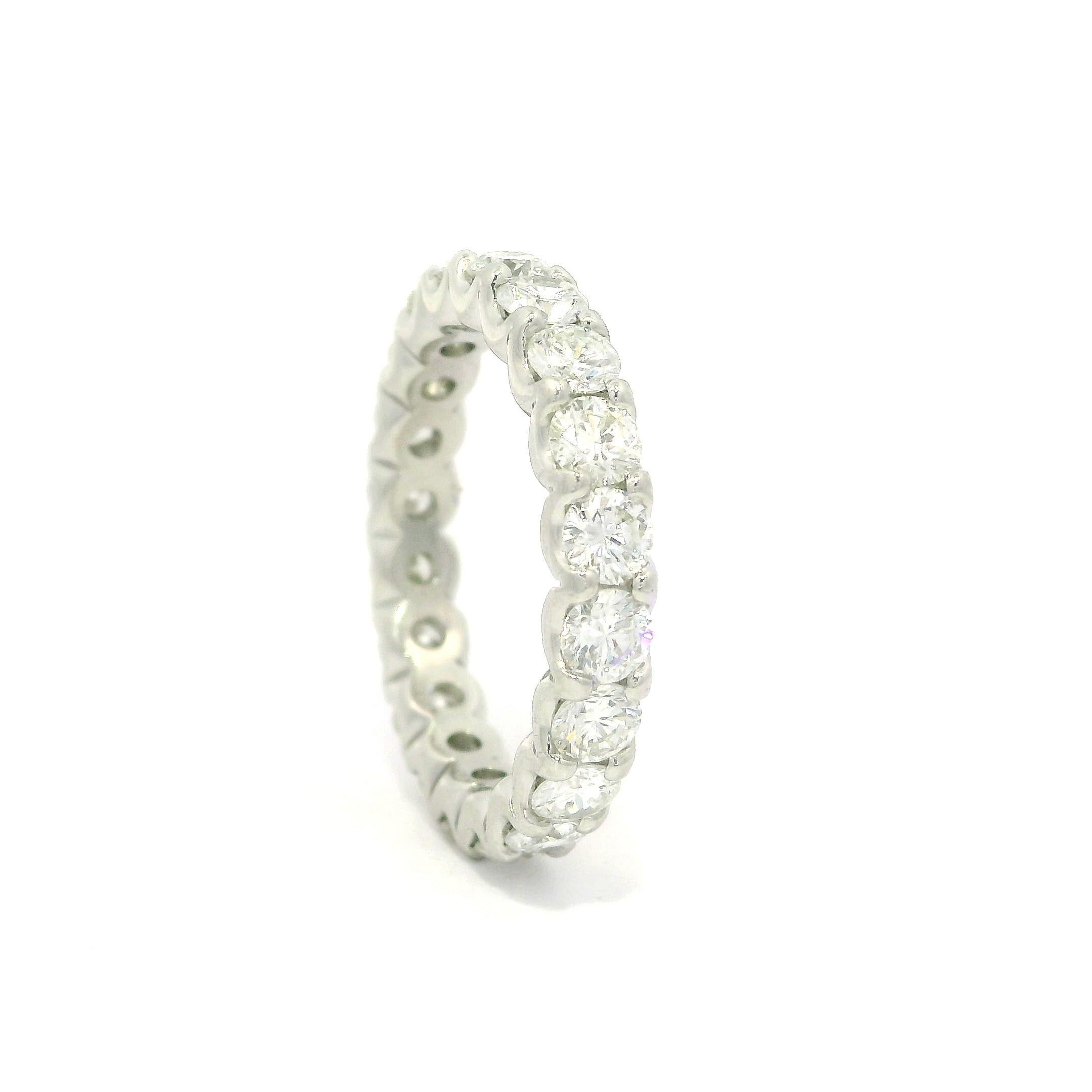Anillo clásico de platino con diamantes de corte redondo de 2 ctw en venta 2