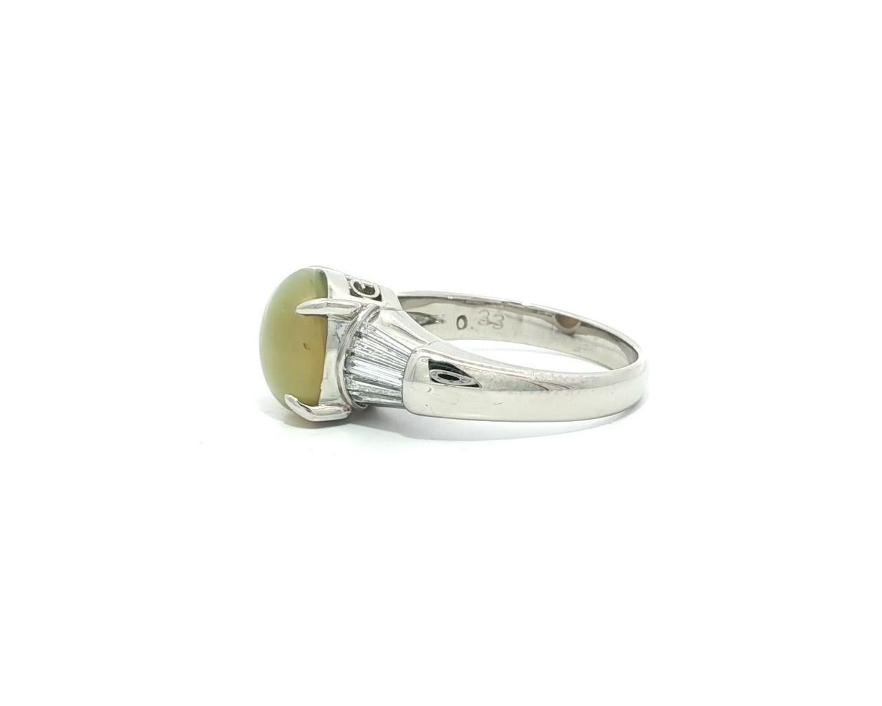 Anello classico in platino con occhio di gatto cabochon da 4,28 carati e lati lunghi con diamanti baguette in vendita 5