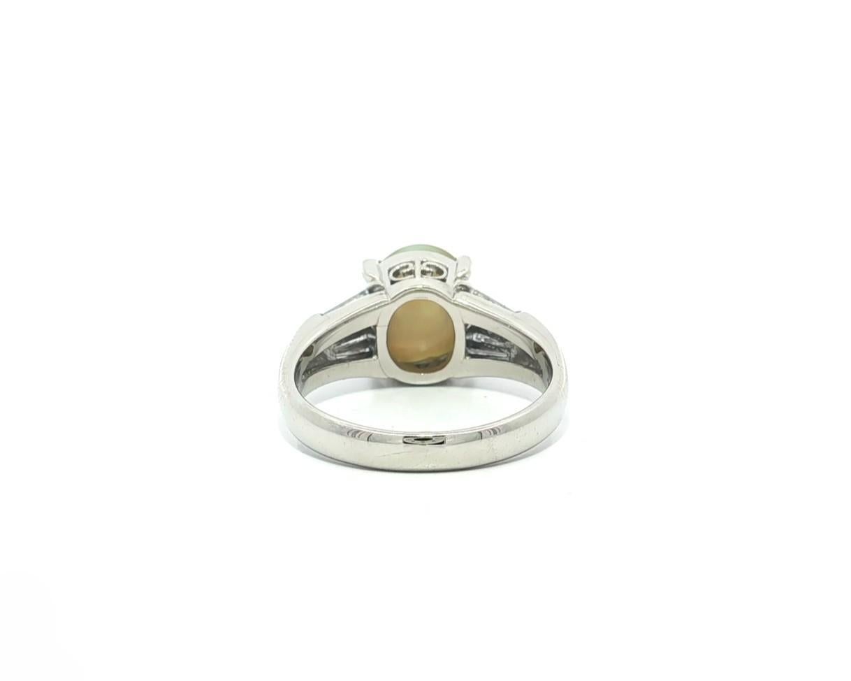 Anello classico in platino con occhio di gatto cabochon da 4,28 carati e lati lunghi con diamanti baguette in vendita 6