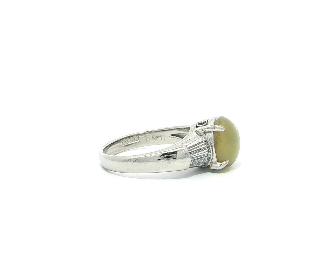Anello classico in platino con occhio di gatto cabochon da 4,28 carati e lati lunghi con diamanti baguette in vendita 7