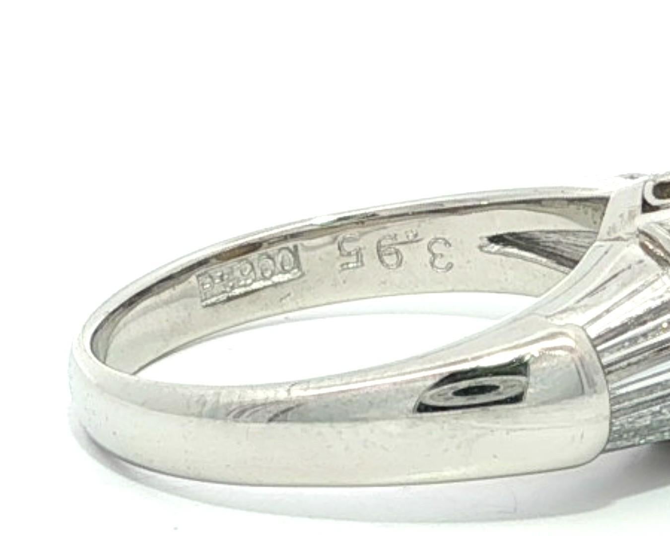 Anello classico in platino con occhio di gatto cabochon da 4,28 carati e lati lunghi con diamanti baguette in vendita 8