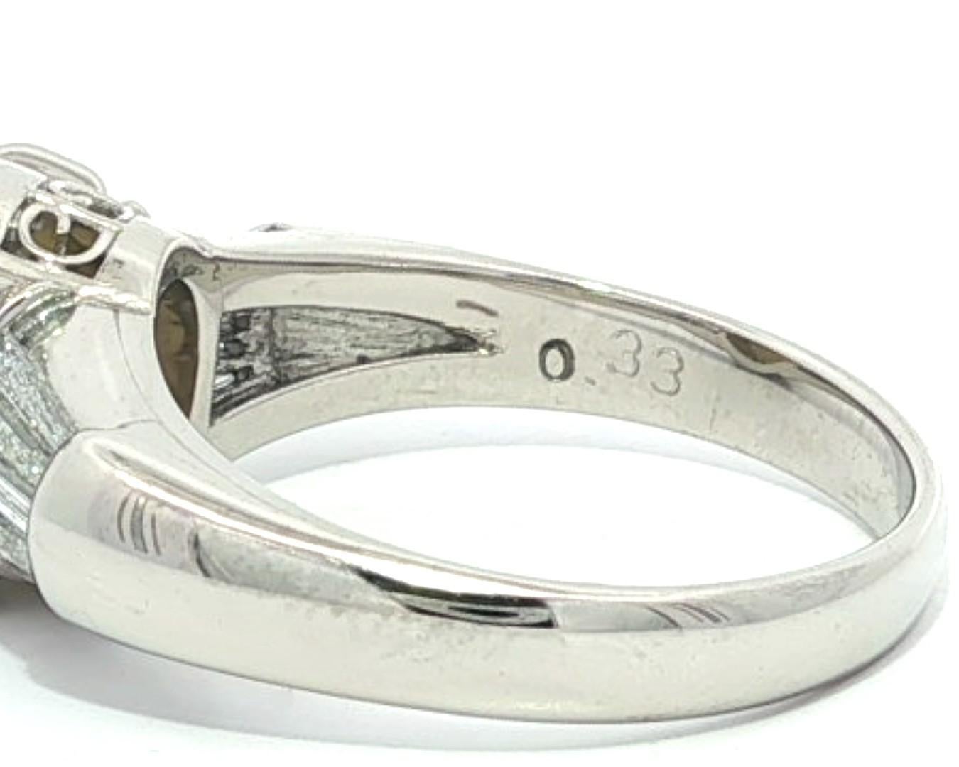 Anello classico in platino con occhio di gatto cabochon da 4,28 carati e lati lunghi con diamanti baguette in vendita 9