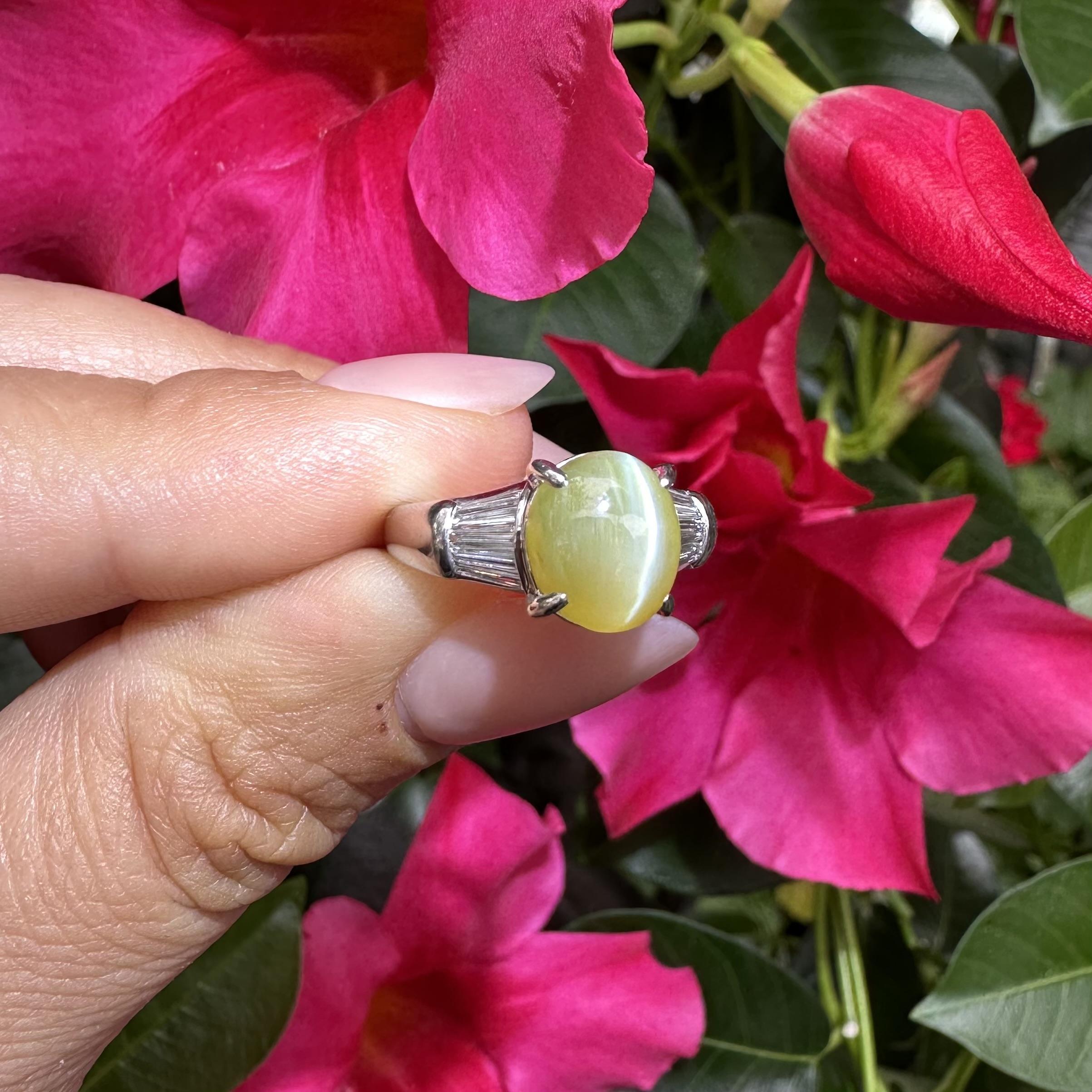 Anello classico in platino con occhio di gatto cabochon da 4,28 carati e lati lunghi con diamanti baguette in vendita 10