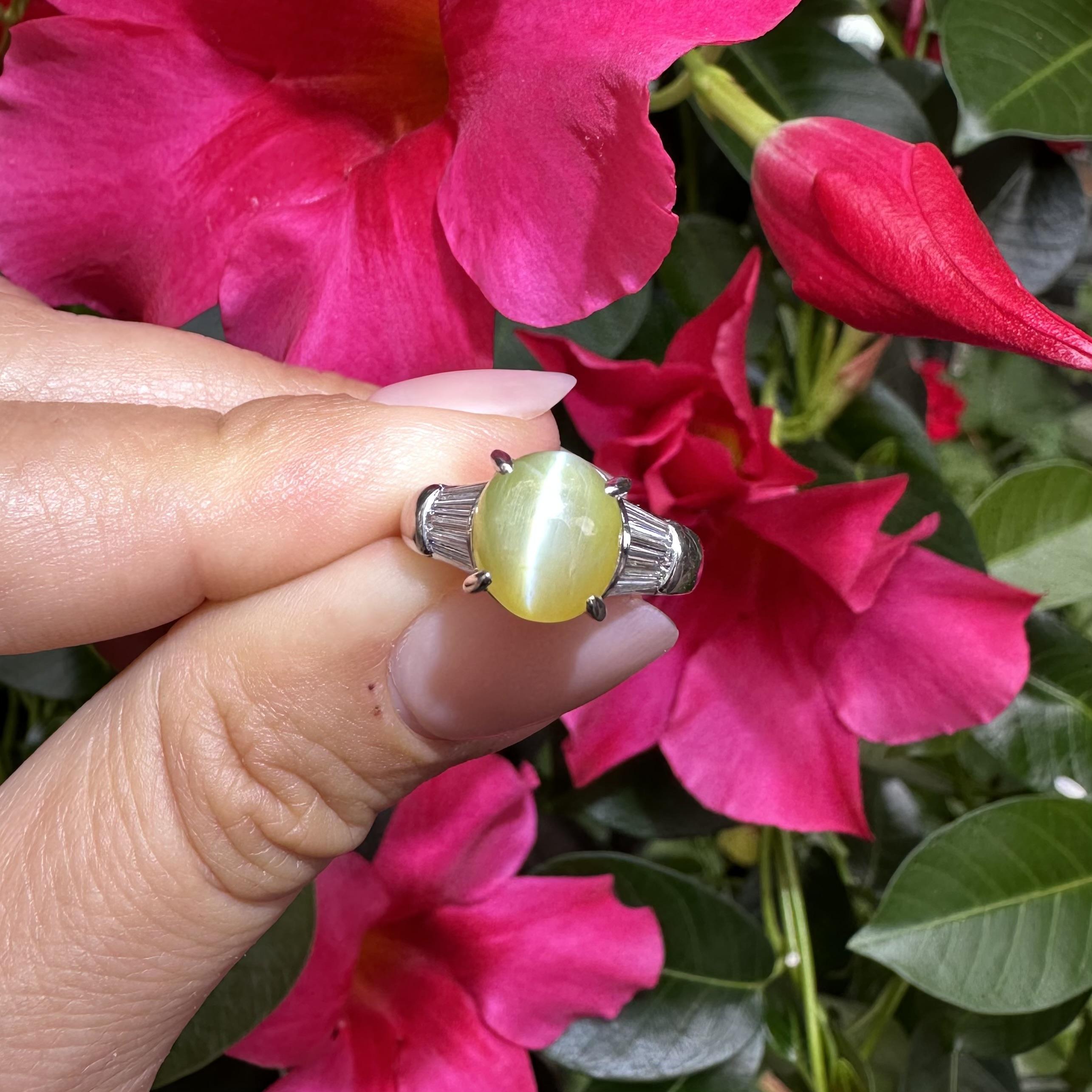 Anello classico in platino con occhio di gatto cabochon da 4,28 carati e lati lunghi con diamanti baguette in vendita 11