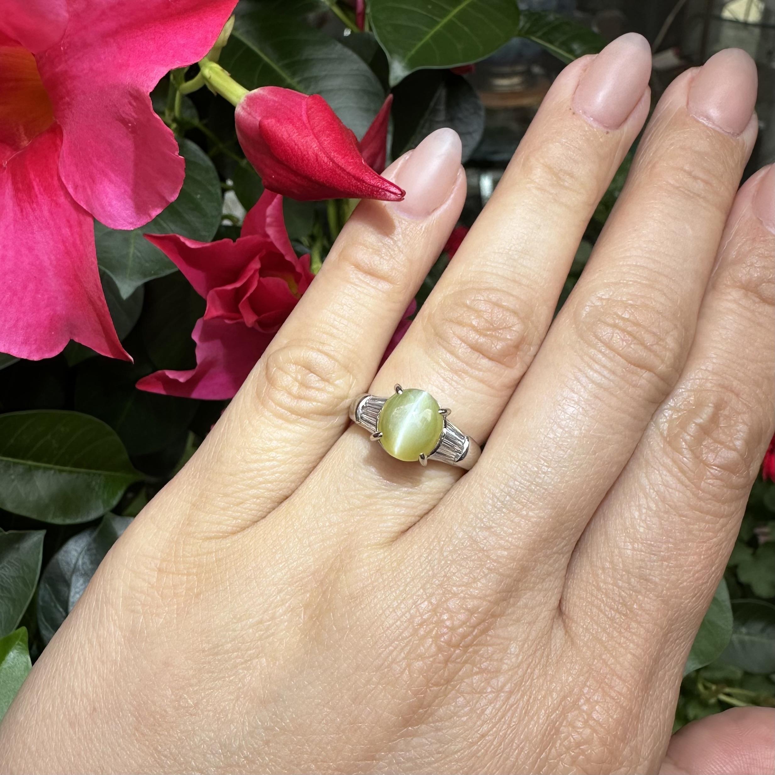 Anello classico in platino con occhio di gatto cabochon da 4,28 carati e lati lunghi con diamanti baguette in vendita 12