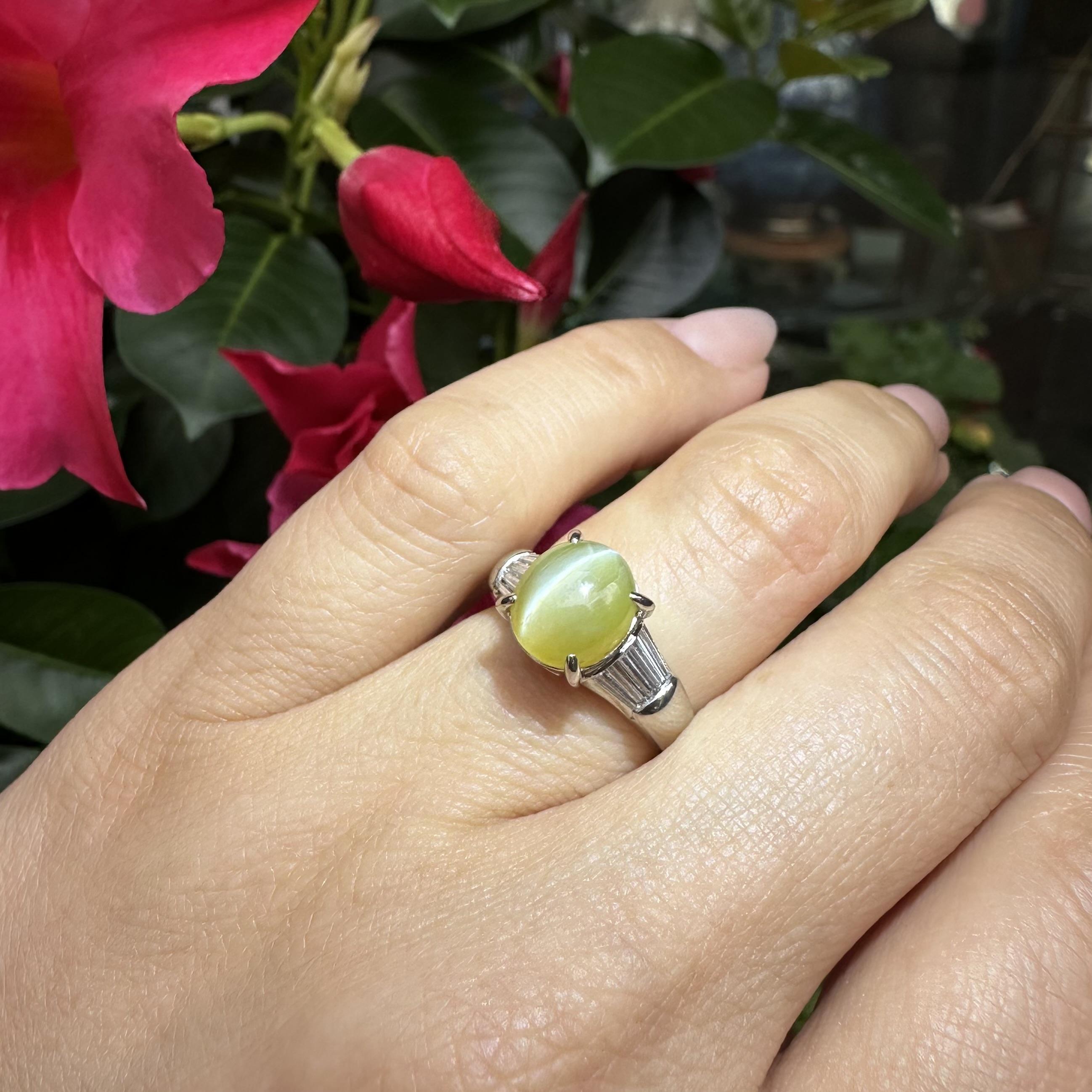 Anello classico in platino con occhio di gatto cabochon da 4,28 carati e lati lunghi con diamanti baguette in vendita 13