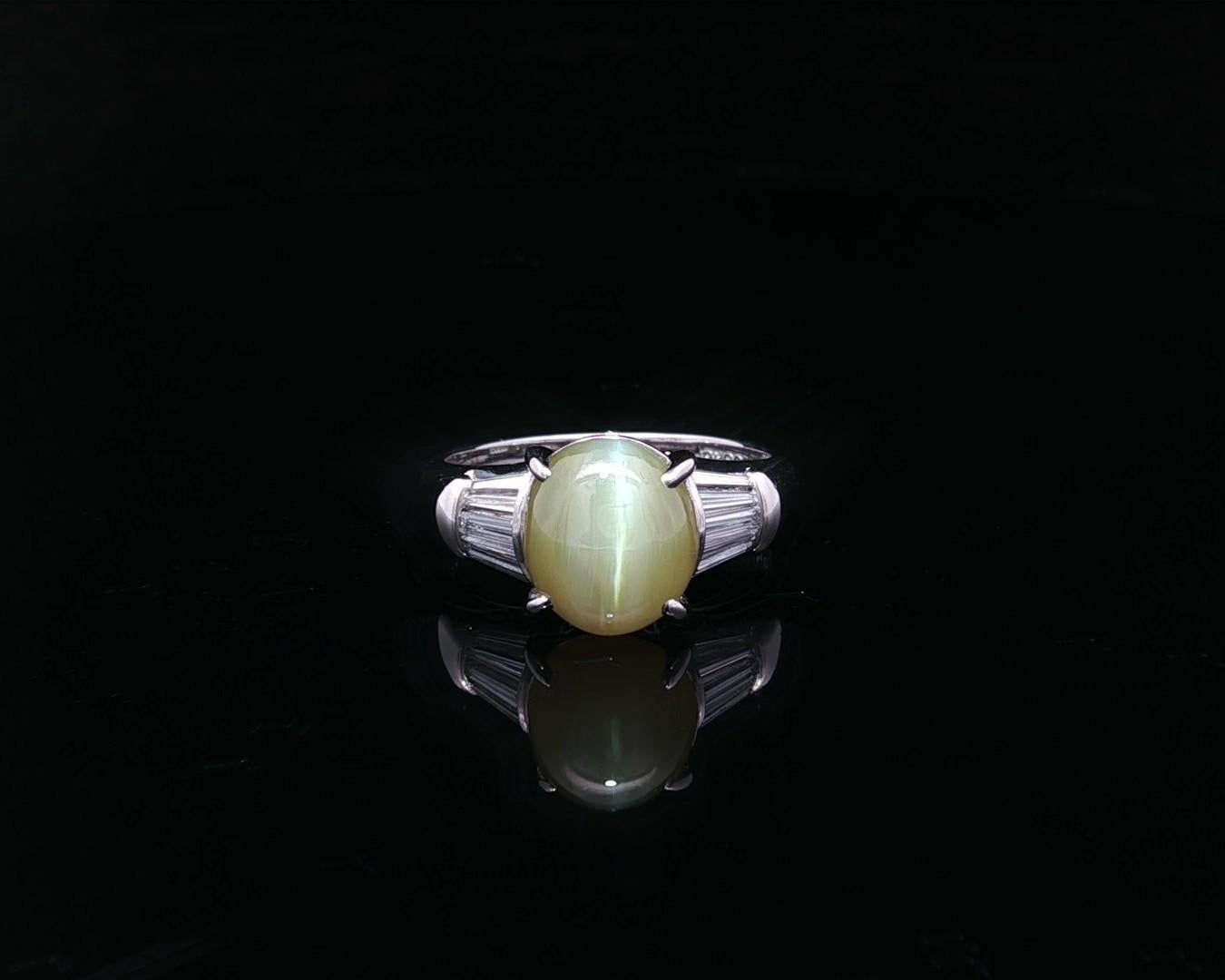 --Pietre: --
(1) Nature Genuine Cat's Eye - Oval Cabochon Cut - Prong Set - Yellowish Green Color - 9.2x8.2mm - 3.95ct (esatto - timbrato)
(10) Diamanti naturali autentici - Taglio Baguette lungo - Incastonatura a canale - Diamanti bianchi brillanti