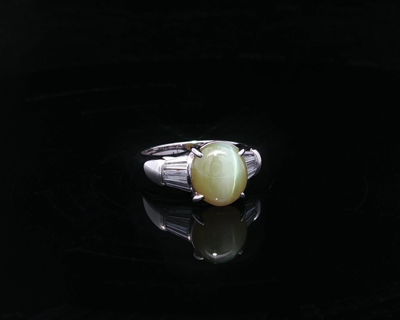 Cabochon Anello classico in platino con occhio di gatto cabochon da 4,28 carati e lati lunghi con diamanti baguette in vendita
