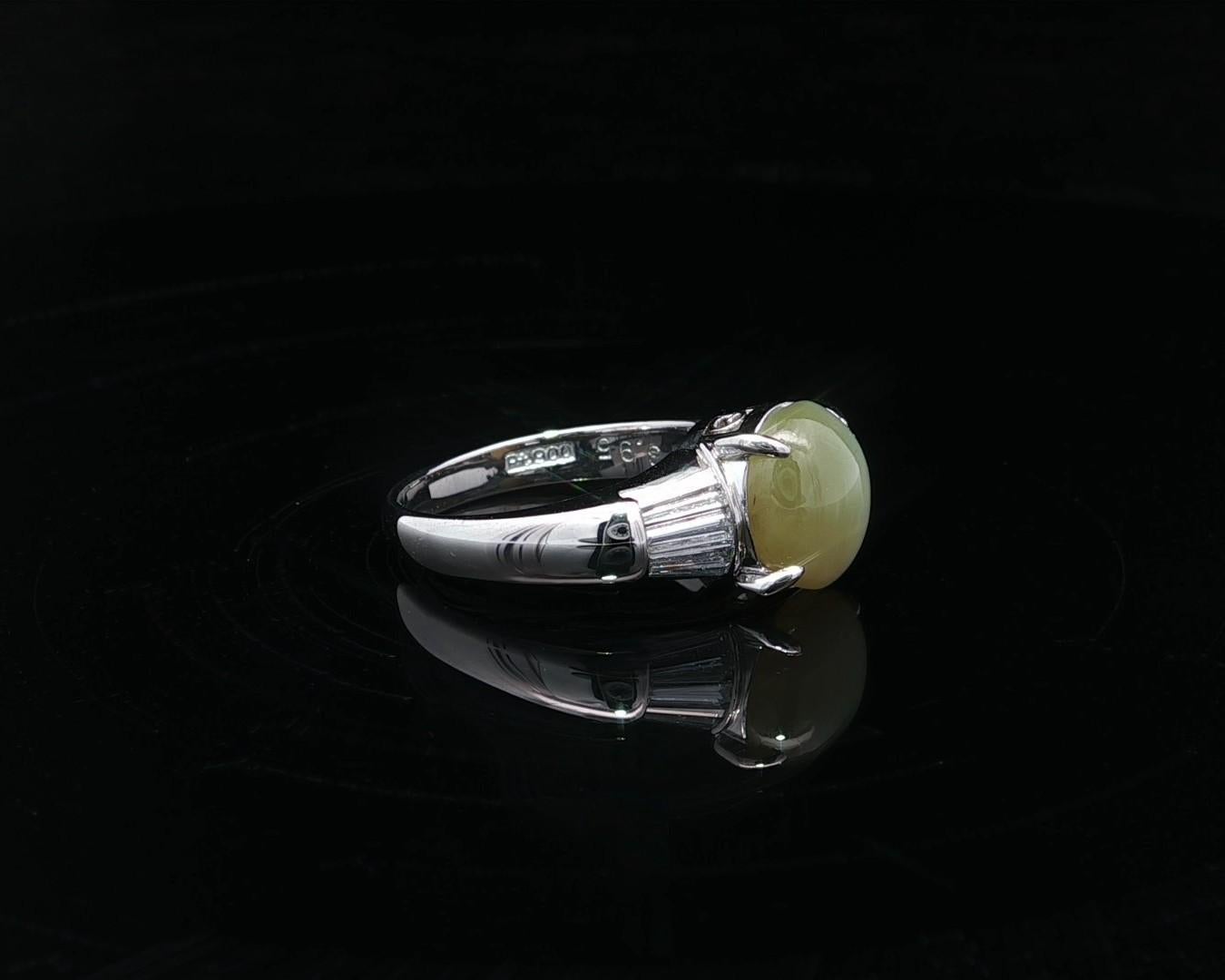 Anello classico in platino con occhio di gatto cabochon da 4,28 carati e lati lunghi con diamanti baguette In condizioni buone in vendita a Montclair, NJ