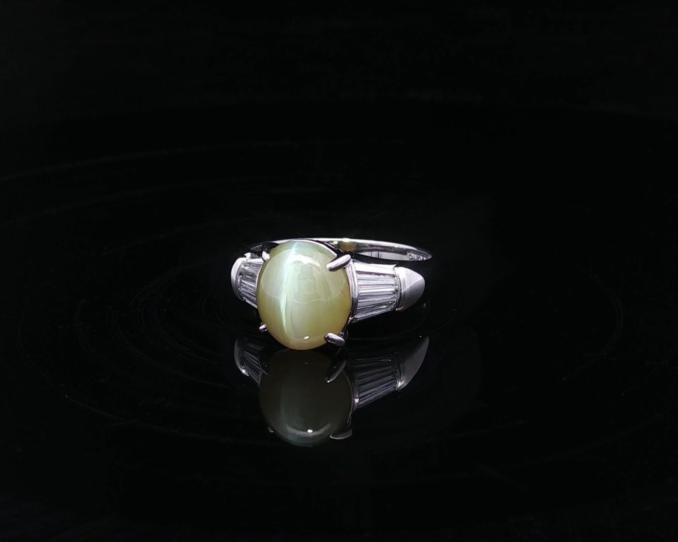 Donna Anello classico in platino con occhio di gatto cabochon da 4,28 carati e lati lunghi con diamanti baguette in vendita