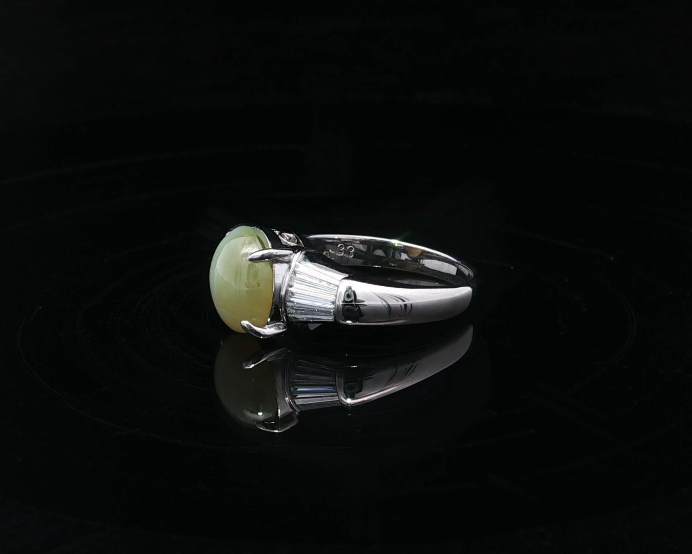 Anello classico in platino con occhio di gatto cabochon da 4,28 carati e lati lunghi con diamanti baguette in vendita 1