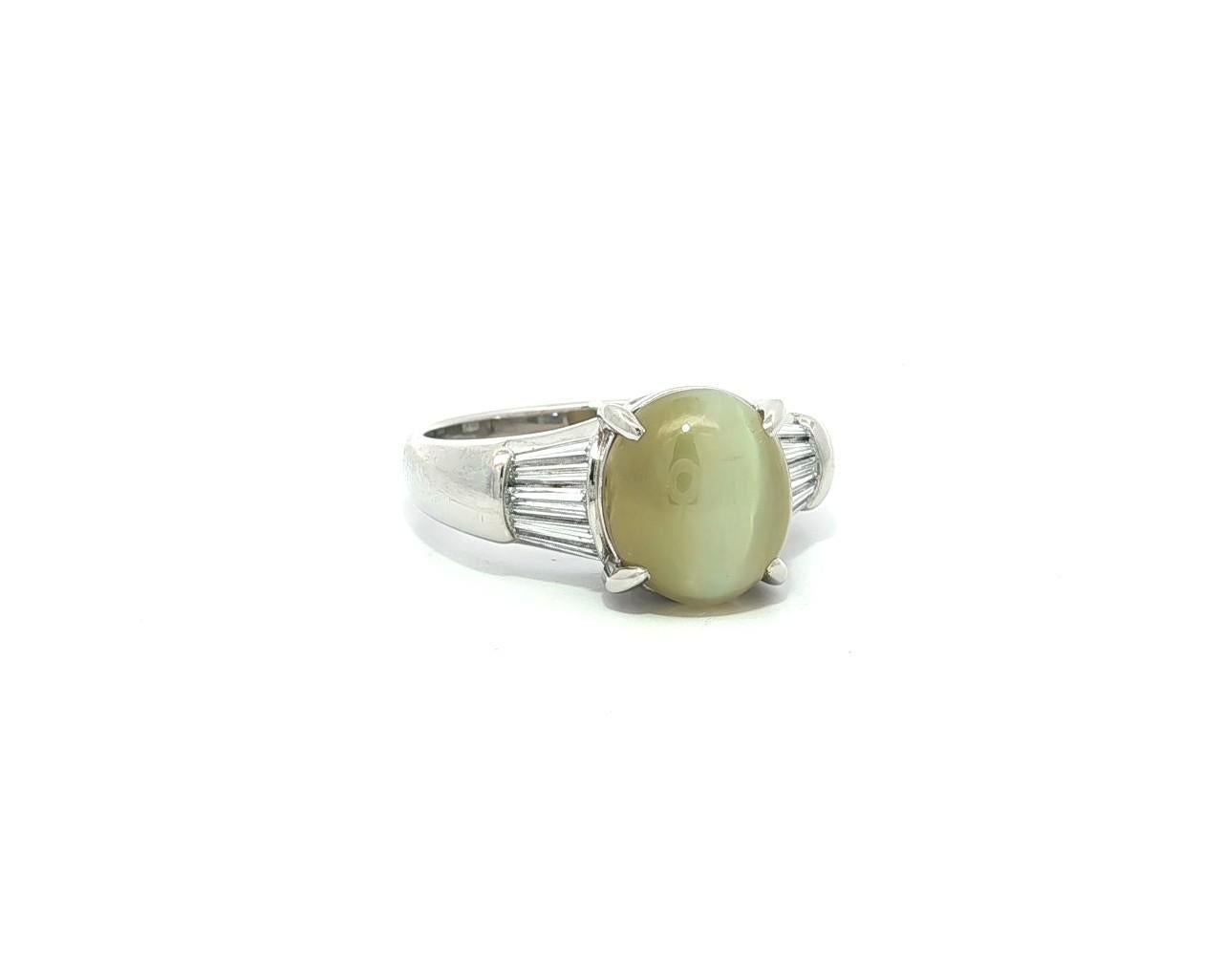 Anello classico in platino con occhio di gatto cabochon da 4,28 carati e lati lunghi con diamanti baguette in vendita 3