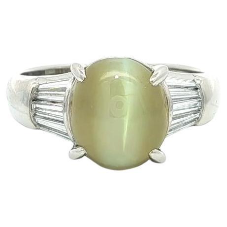 Anello classico in platino con occhio di gatto cabochon da 4,28 carati e lati lunghi con diamanti baguette in vendita