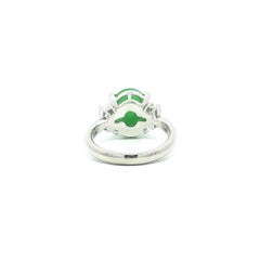 Anello classico in platino con giada Burma "A" GIA da 4,62ctw e diamanti taglio smeraldo ai lati