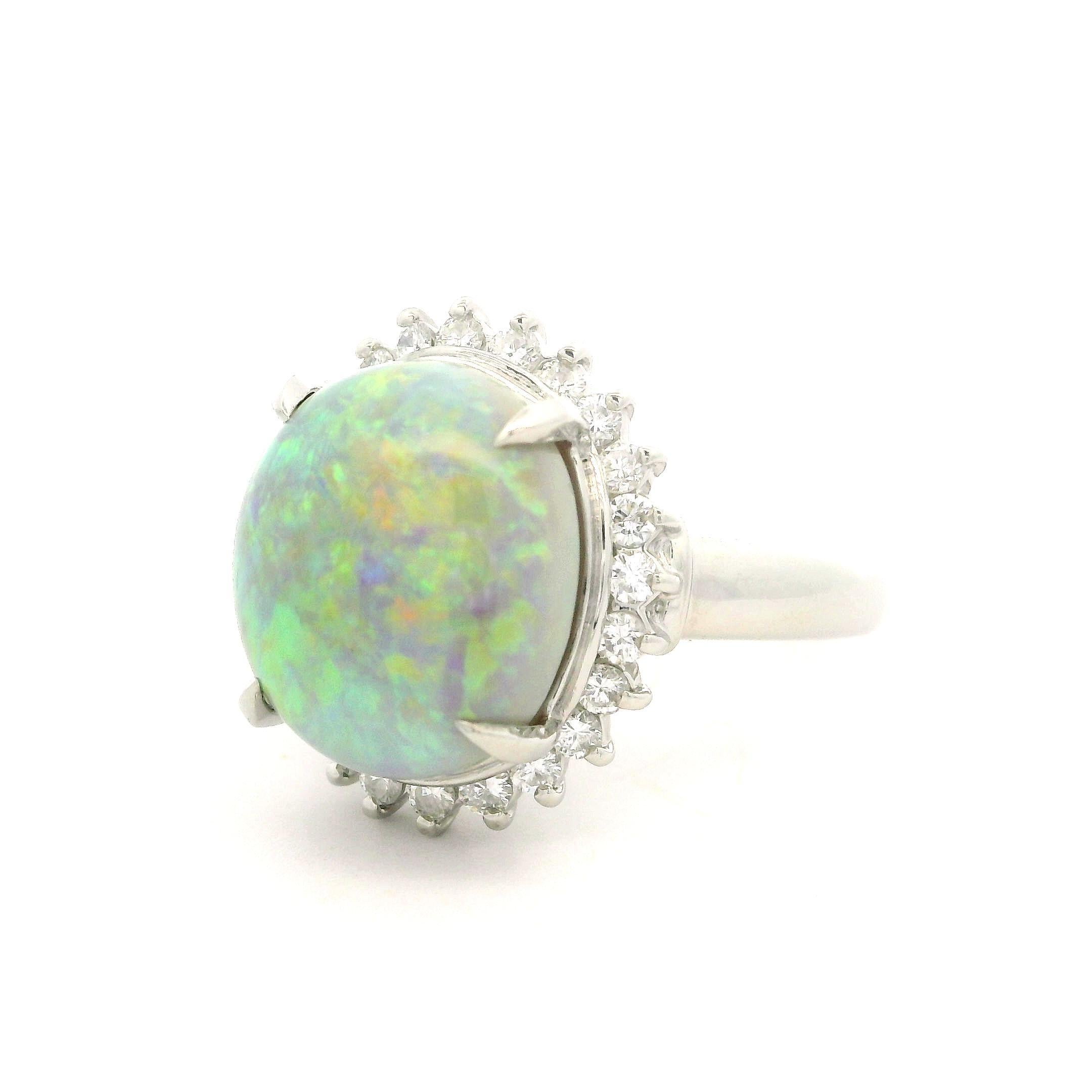 Classic Platinum 5.04ctw Oval Nice Play of Colors Opal & Round Diamond Halo Ring (Bague de halo en platine avec opale et diamant rond) en vente 5
