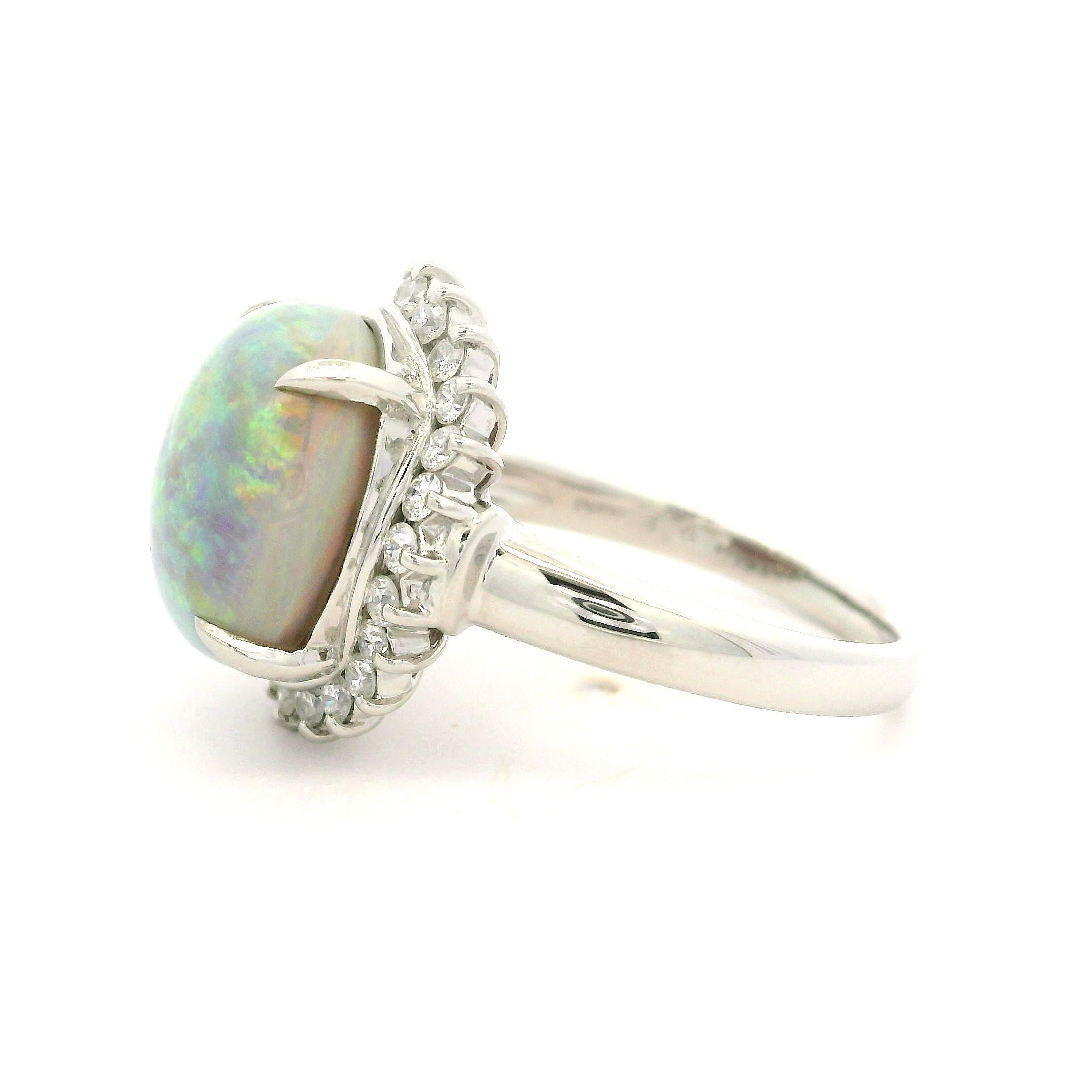 Classic Platinum 5.04ctw Oval Nice Play of Colors Opal & Round Diamond Halo Ring (Bague de halo en platine avec opale et diamant rond) en vente 6